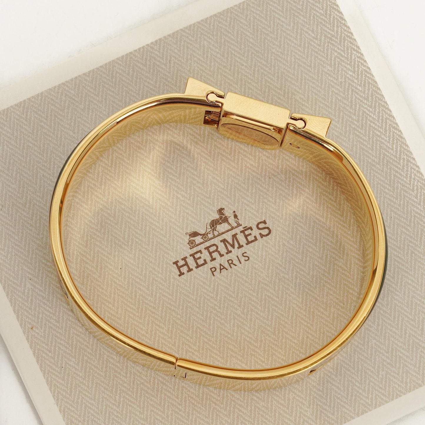Hermès Loquet L01.201 Armreif-Quarzuhr mit grünem Reitsport-Emaille und Vergoldung