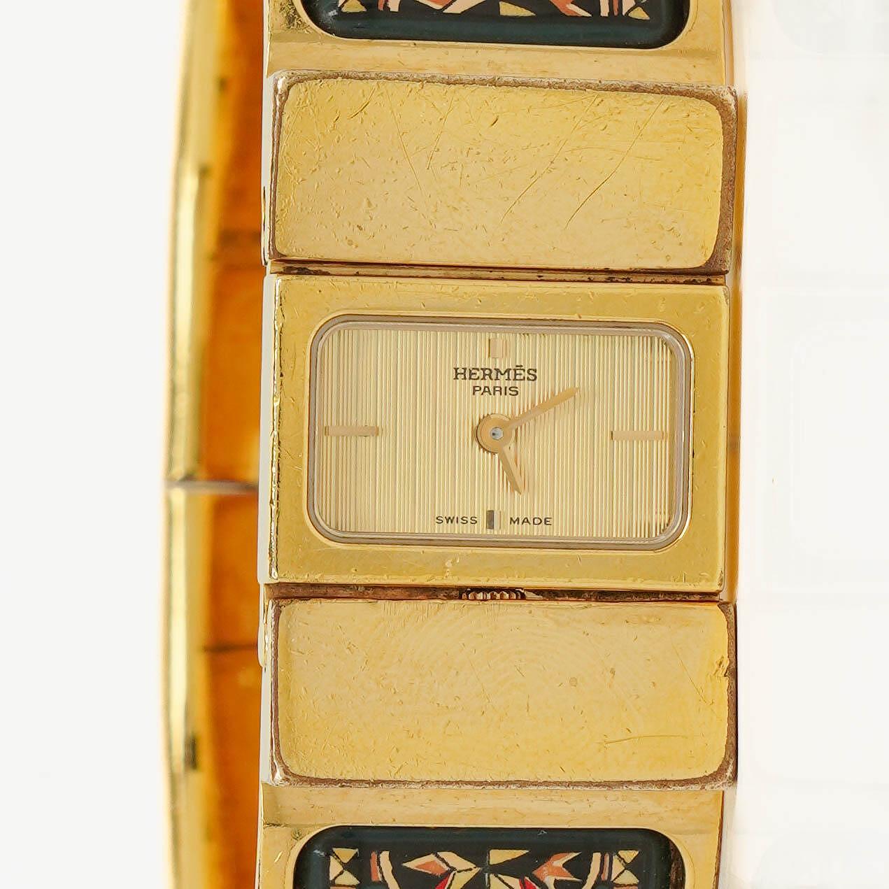 Hermès Loquet Armreif-Quarzuhr L01.201 mit grünem Reitsport-Emaille und Vergoldung