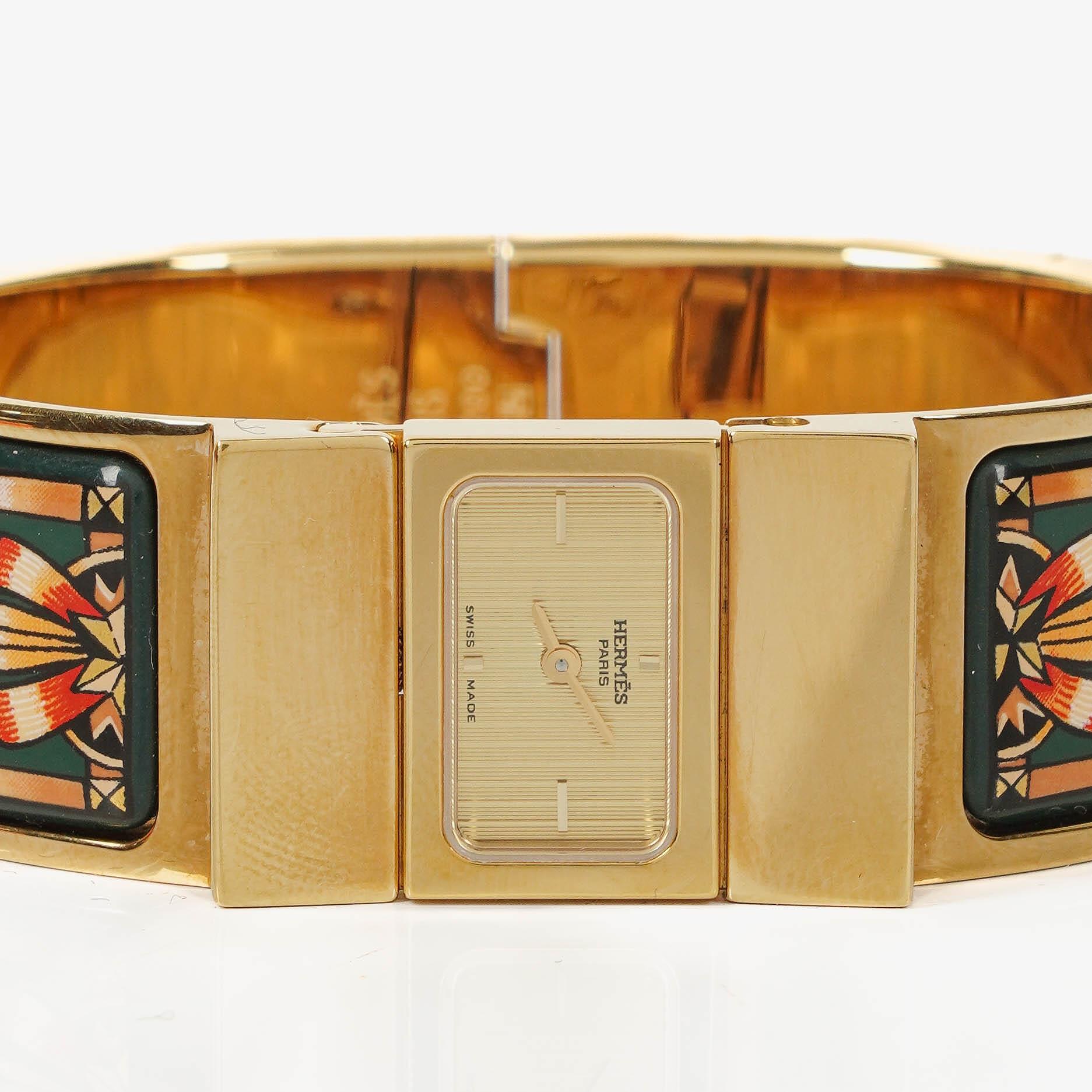 Hermès Loquet L01.201 Armreif-Quarzuhr mit grünem Reitsport-Emaille und Vergoldung