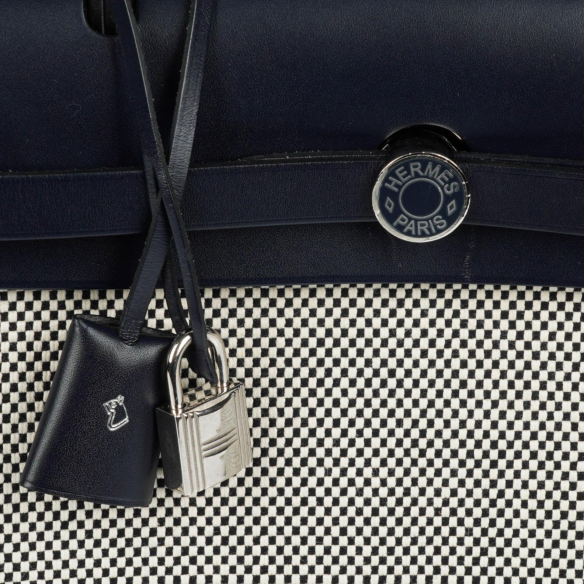 Hermès Herbag Horseshoe Stamp (HSS) Zip PM In Bleu Indigo Vache Hunter Und Criss Viking Stoff Mit Palladium Beschlägen