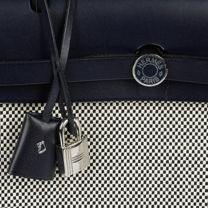 Hermès Herbag Horseshoe Stamp (HSS) Zip PM In Bleu Indigo Vache Hunter Und Criss Viking Stoff Mit Palladium Beschlägen