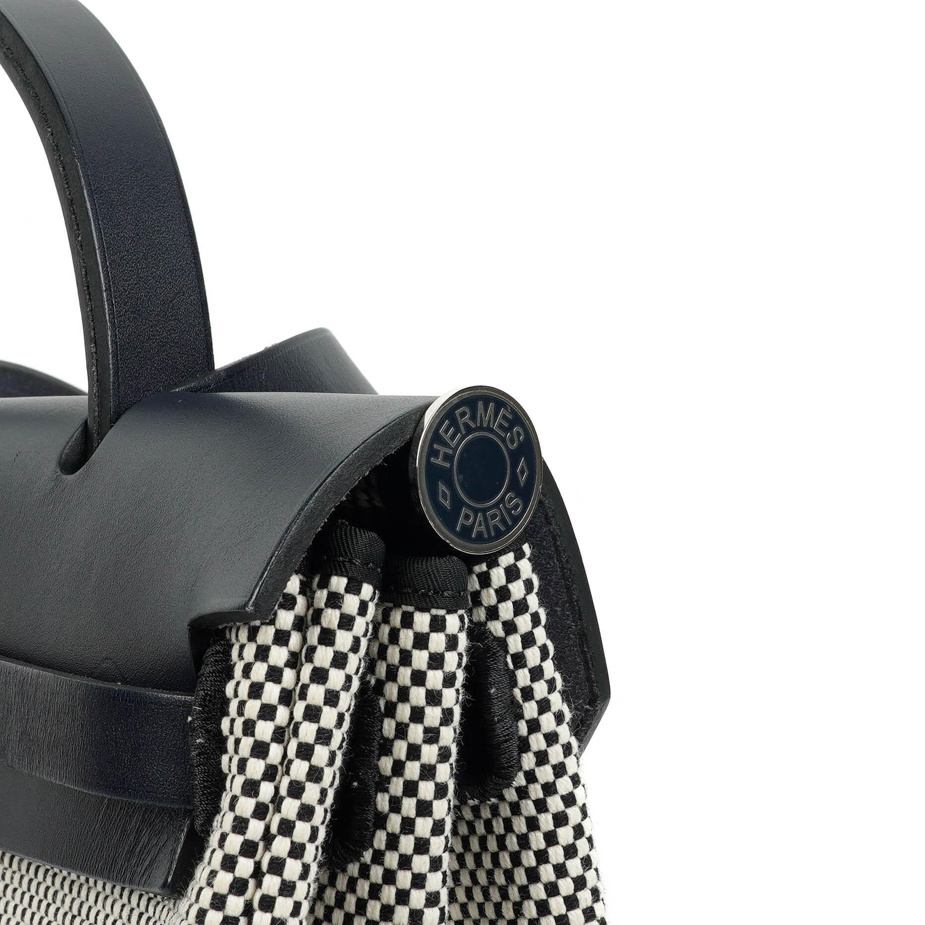 Hermès Herbag Horseshoe Stamp (HSS) Zip PM In Bleu Indigo Vache Hunter Und Criss Viking Stoff Mit Palladium Beschlägen