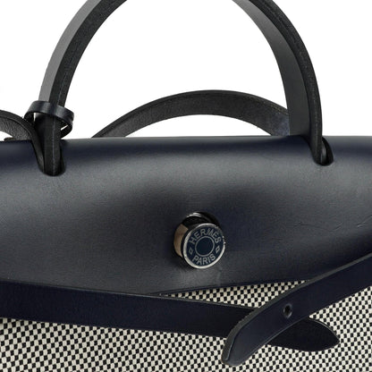 Hermès Herbag Horseshoe Stamp (HSS) Zip PM In Bleu Indigo Vache Hunter Und Criss Viking Stoff Mit Palladium Beschlägen
