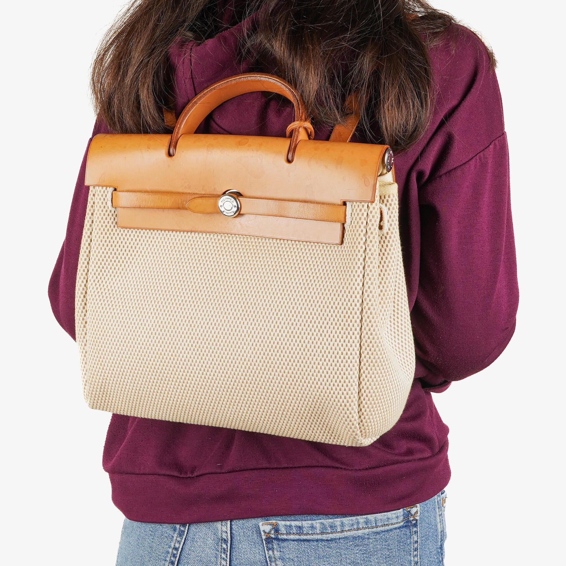 Hermès Herbag PM 2-Wege-Rucksack aus Vache Hunter mit Criss Viking in Ecru, Beige und Naturel