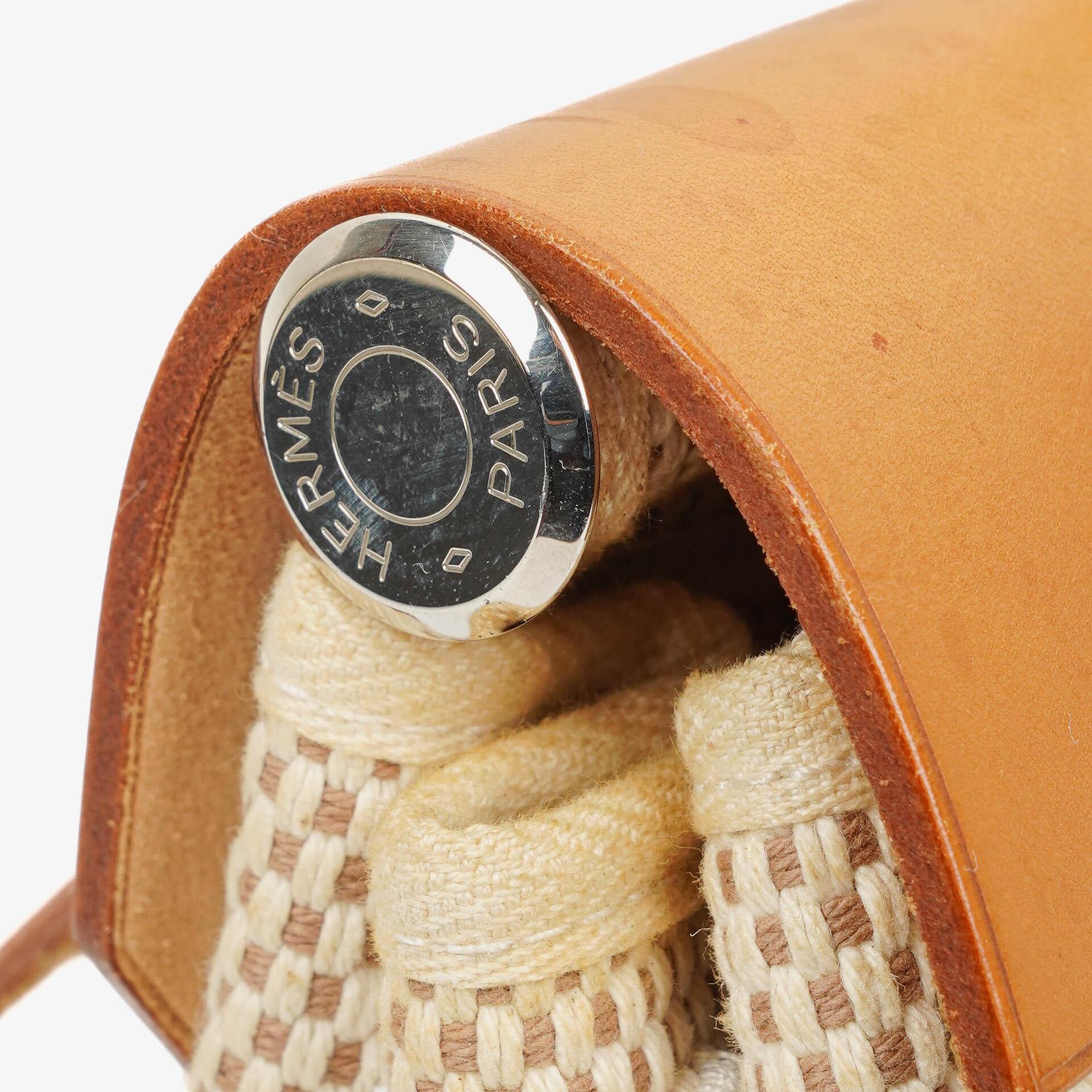 Hermès Herbag PM 2-Wege-Rucksack aus Vache Hunter mit Criss Viking in Ecru, Beige und Naturel