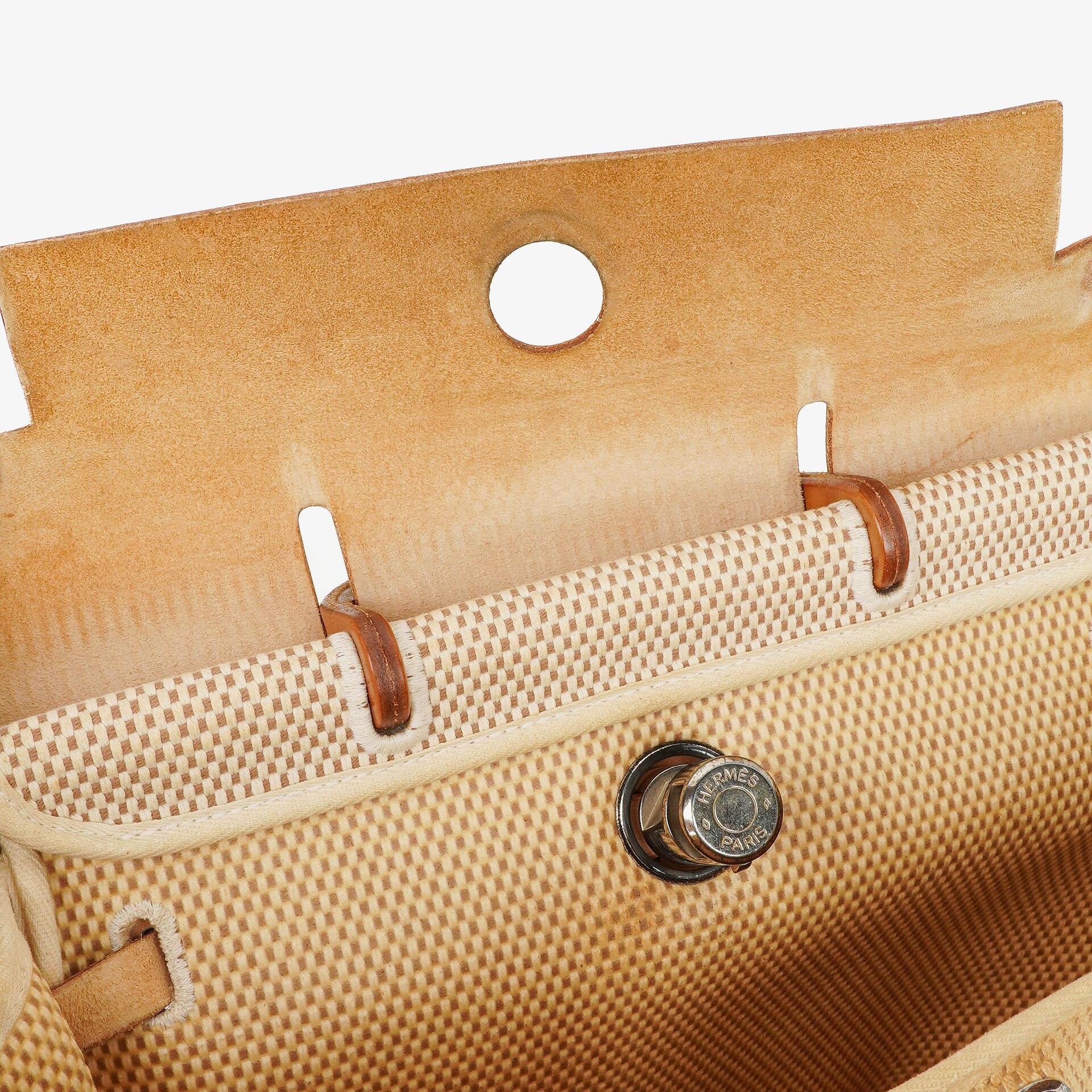 Hermès Herbag PM 2-Wege-Rucksack aus Vache Hunter Criss Viking in Ecru Beige Naturel mit Palladium-Beschlägen