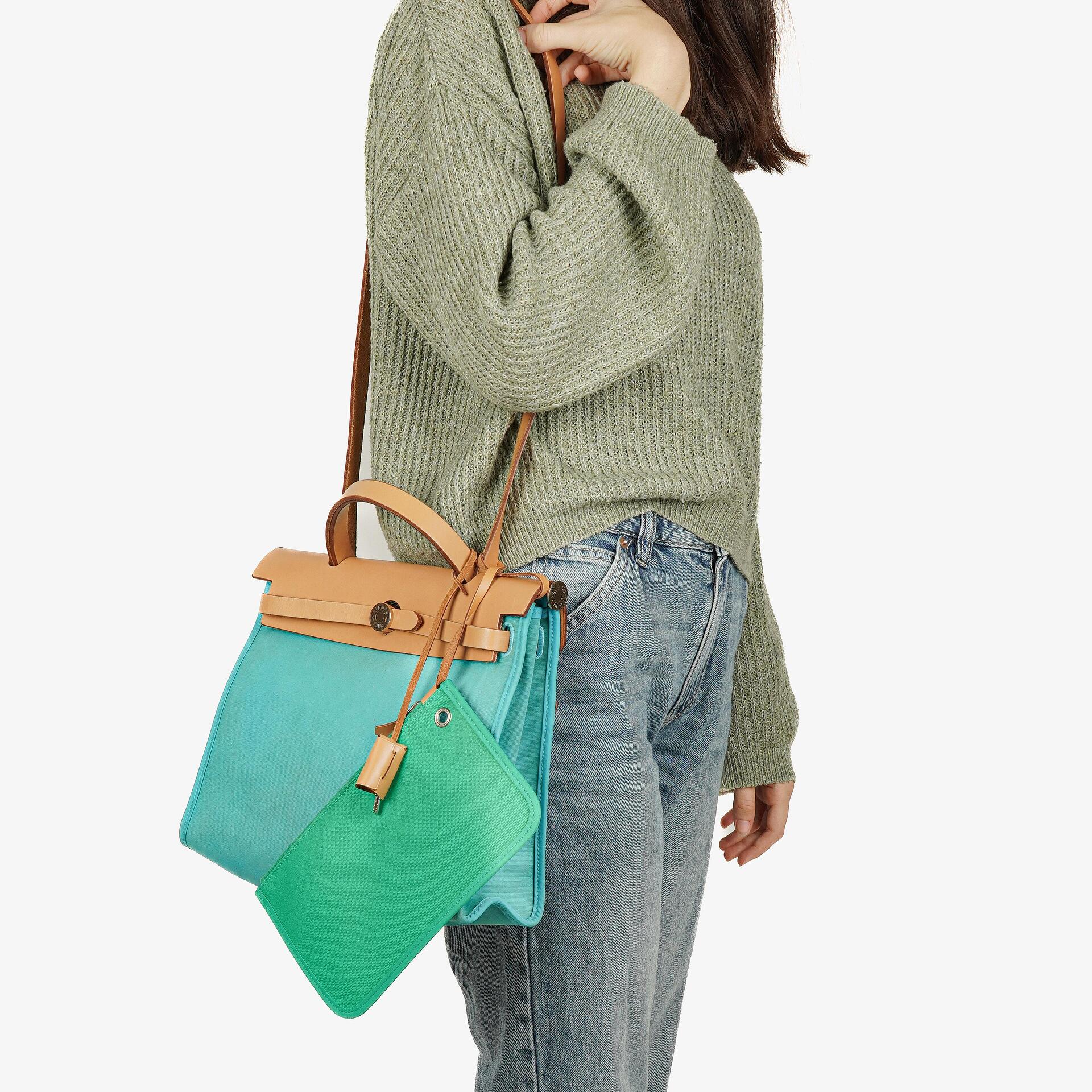 Hermès Herbag Zip 31 PM in Bleu Saphir Vache Hunter, Bleu Azteque und Menthe
