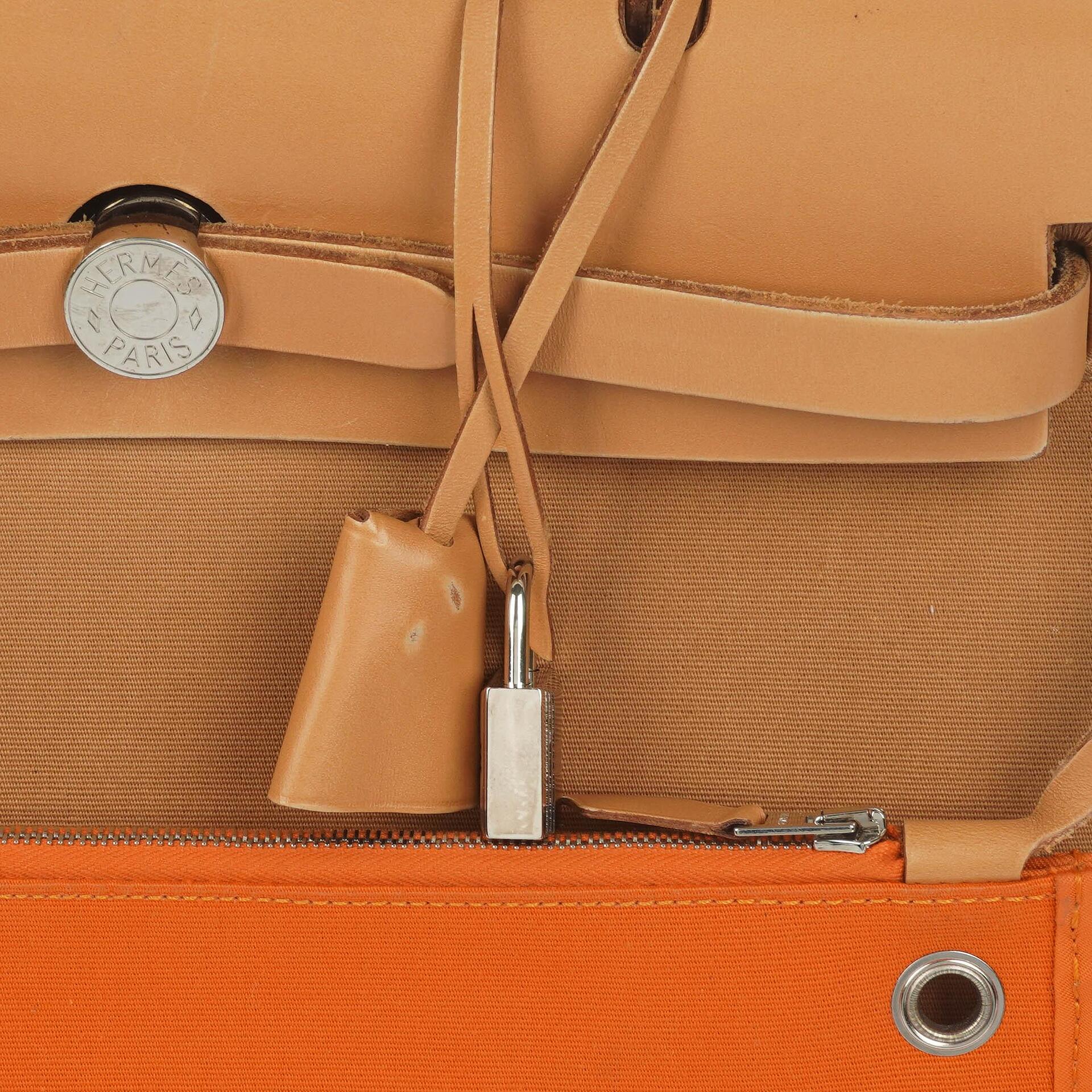 Hermès Herbag Zip 31 PM aus Vache Hunter Canvas in Dune/Sable Naturel und Orange mit Palladium-Hardware