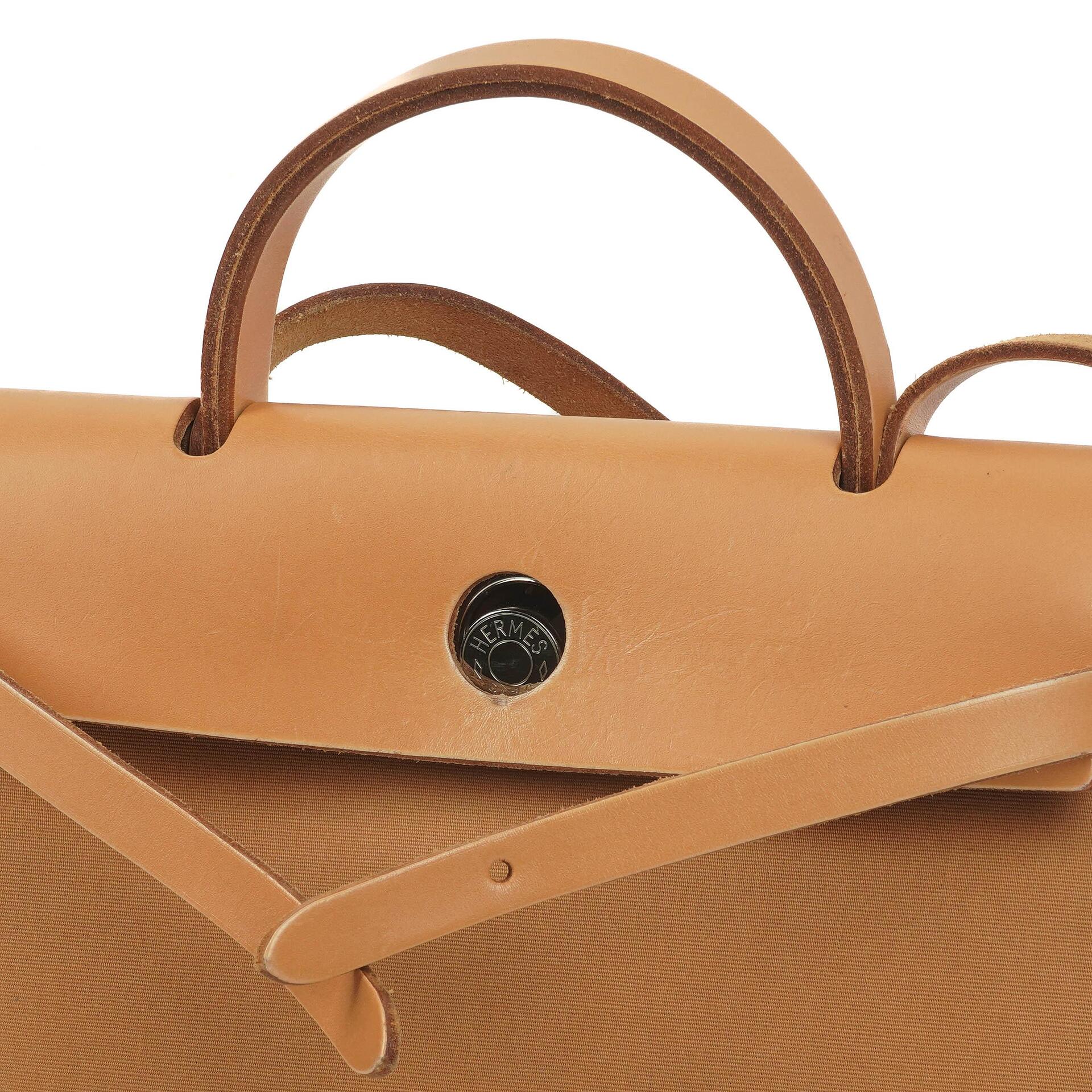 Hermès Herbag Zip 31 PM aus Vache Hunter Canvas in Dune/Sable Naturel und Orange mit Palladium-Hardware