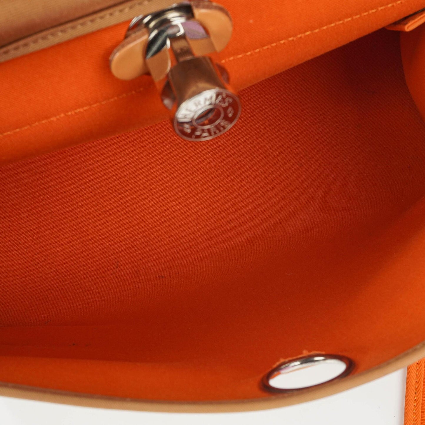 Hermès Herbag Zip 31 PM aus Vache Hunter Canvas in Dune/Sable Naturel und Orange mit Palladium-Hardware