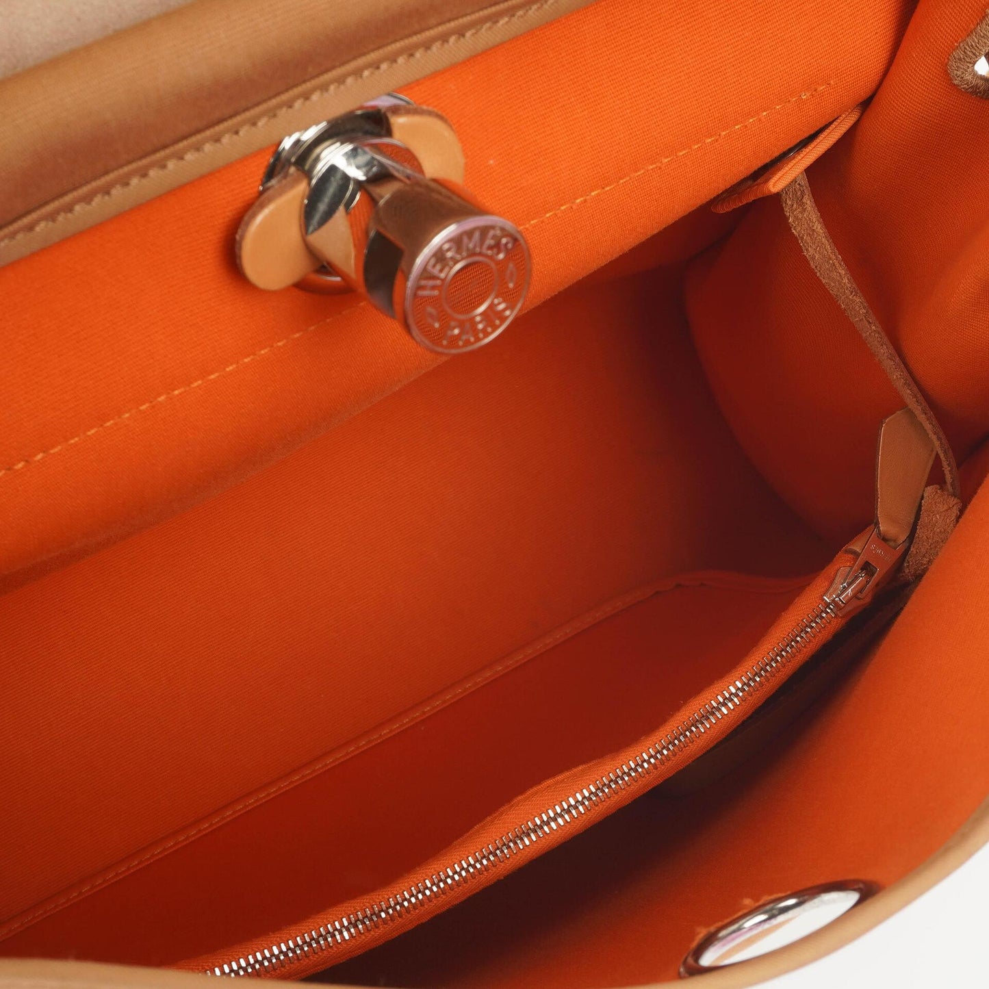 Hermès Herbag Zip 31 PM aus Vache Hunter Canvas in Dune/Sable Naturel und Orange mit Palladium-Hardware