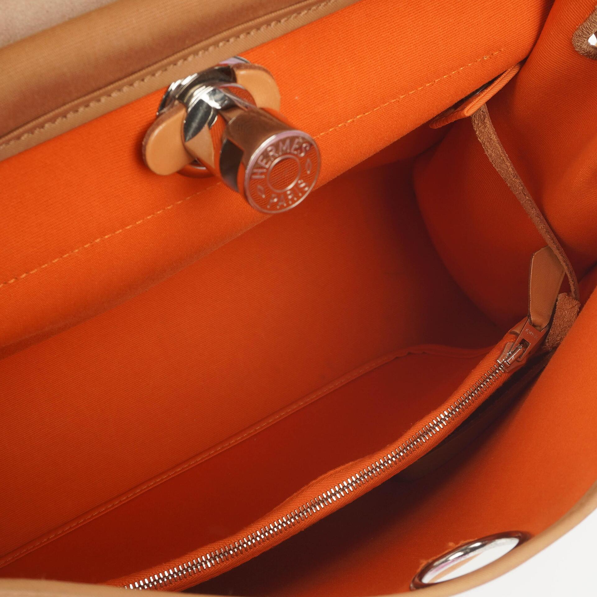 Hermès Herbag Zip 31 PM aus Vache Hunter Canvas in Dune/Sable Naturel und Orange mit Palladium-Hardware