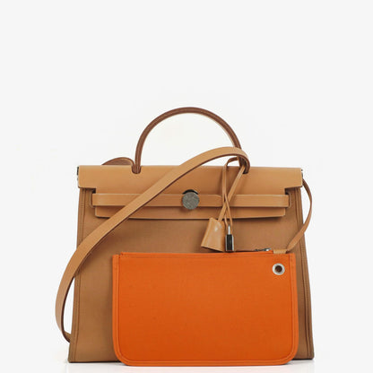 Hermès Herbag Zip 31 PM aus Vache Hunter Canvas in Dune/Sable Naturel und Orange mit Palladium-Hardware