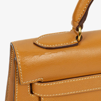 Hermès Kelly 32 Sellier Vintage aus Gold Courchevel Leder mit Gold Hardware, 1990
