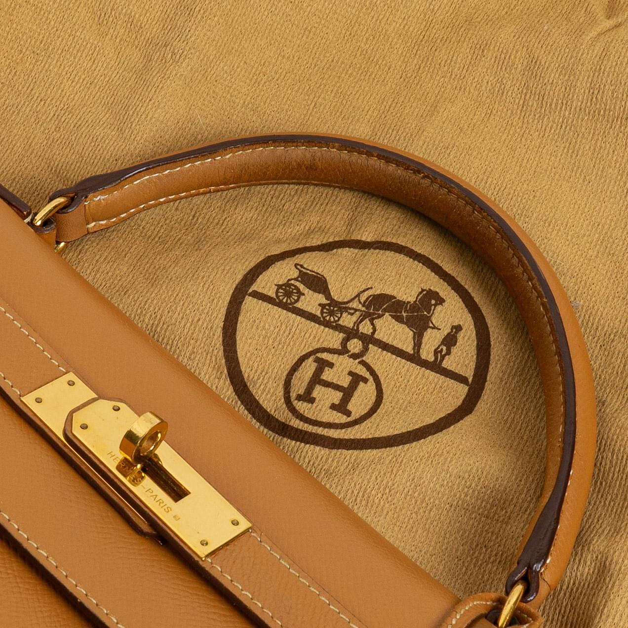 Hermès Kelly 32 Sellier Vintage aus Gold Courchevel Leder mit Gold Hardware, 1990