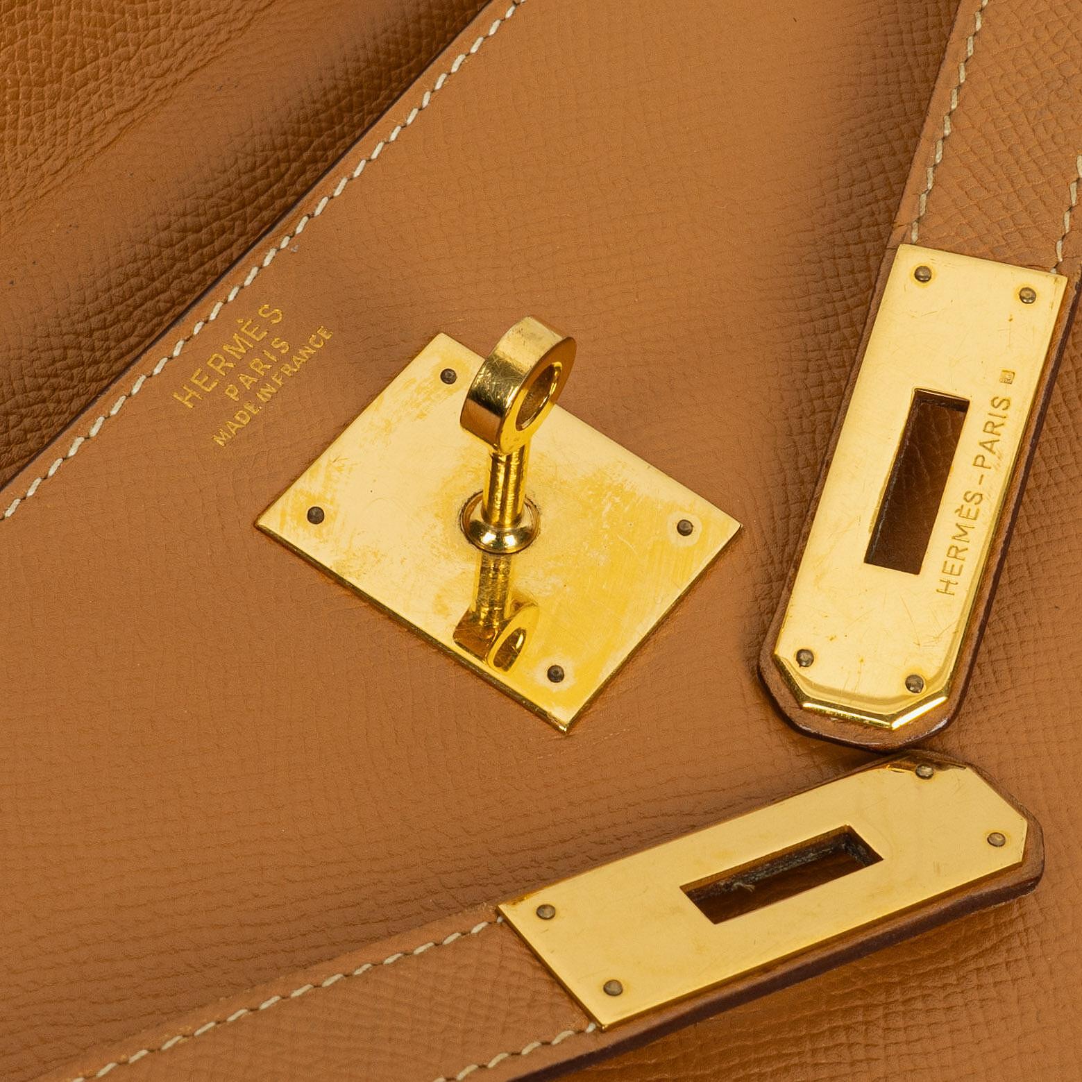 Hermès Kelly 32 Sellier Vintage aus Gold Courchevel Leder mit Gold Hardware, 1990