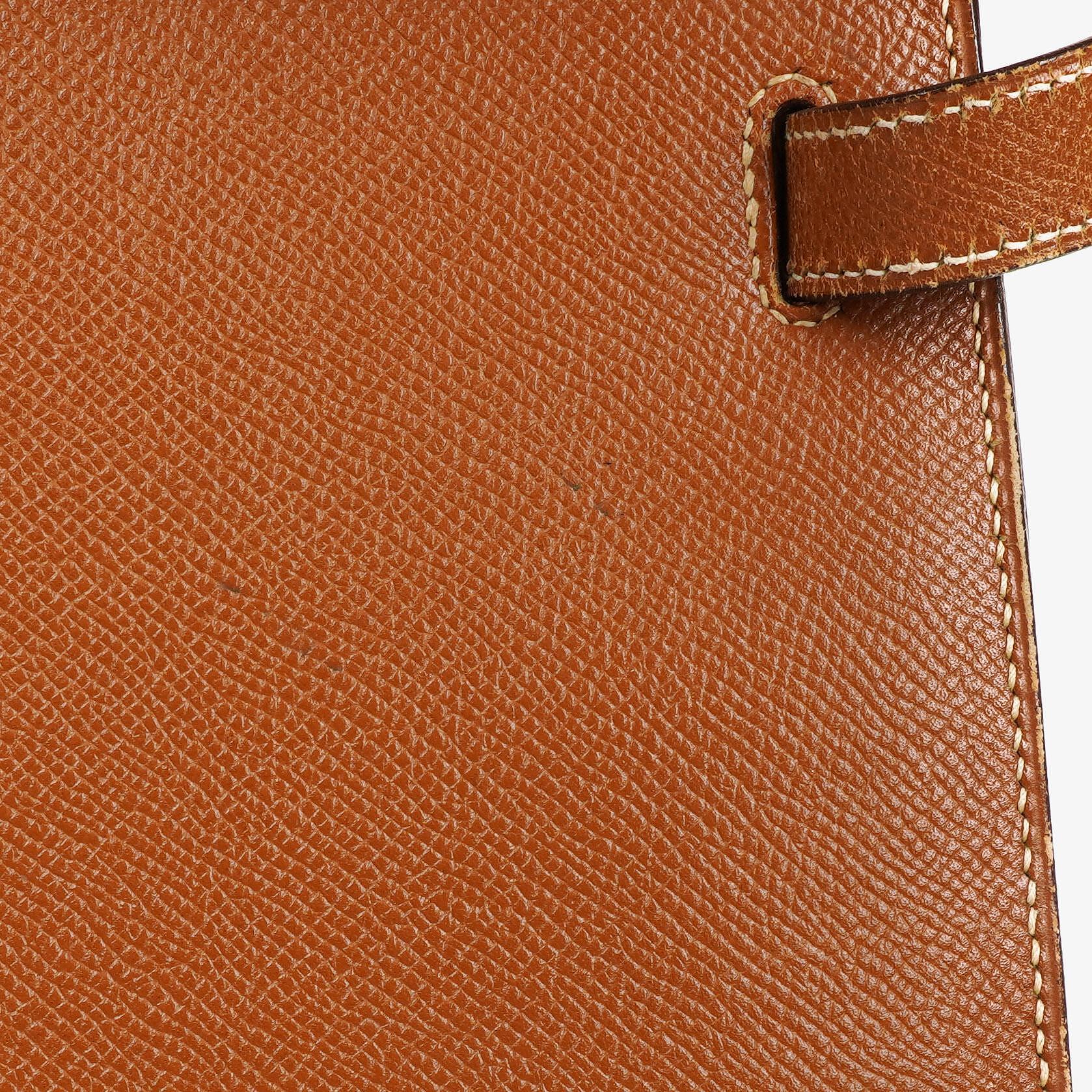 Hermès Kelly 32 Sellier Vintage aus Courchevel-Leder in Gold mit Goldbeschlägen, 1998