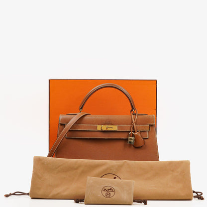 Hermès Kelly 32 Sellier Vintage aus Courchevel-Leder in Gold mit Goldbeschlägen, 1998