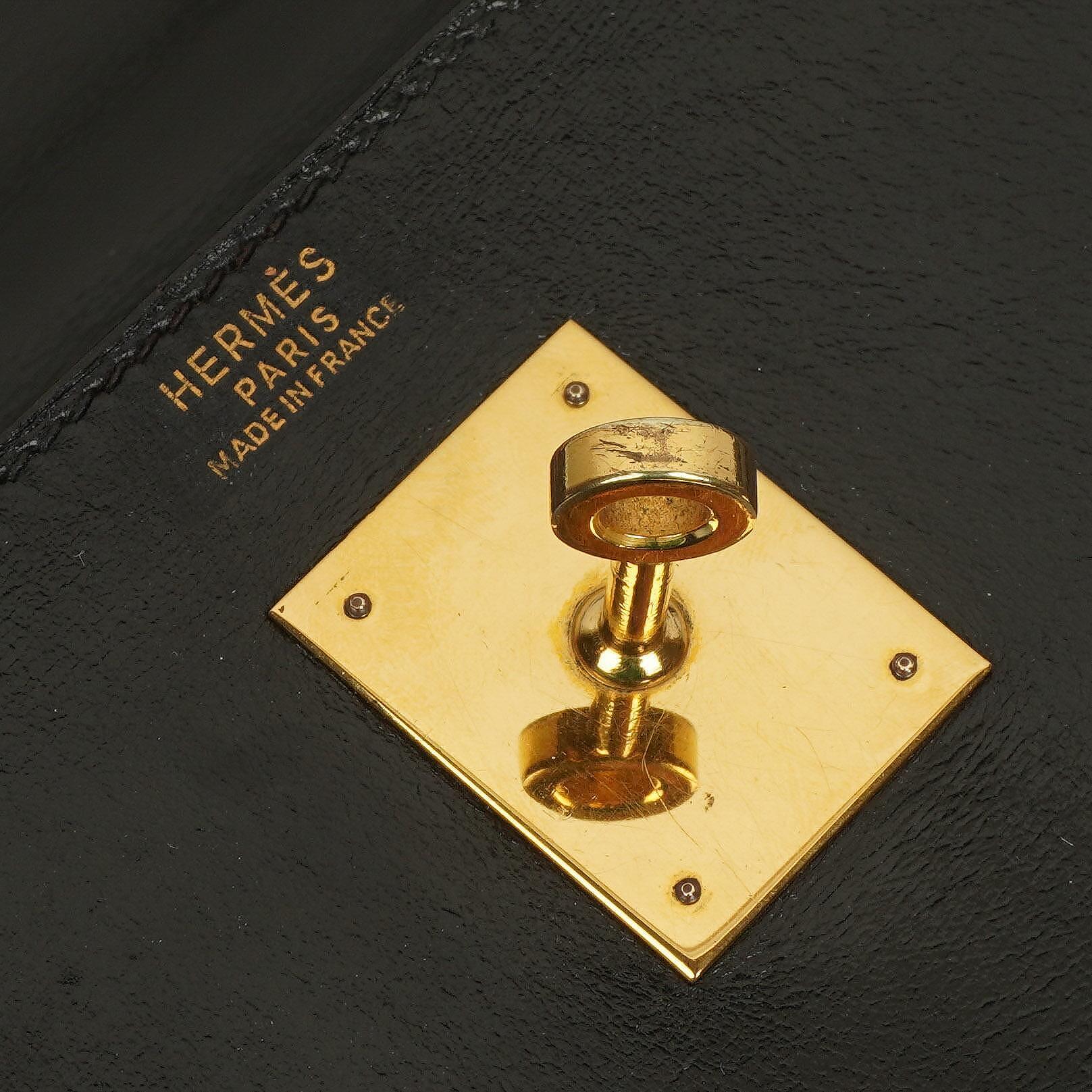 Hermès Kelly 32 Vintage Sellier aus schwarzem Boxcalf mit goldfarbener Hardware, 1987