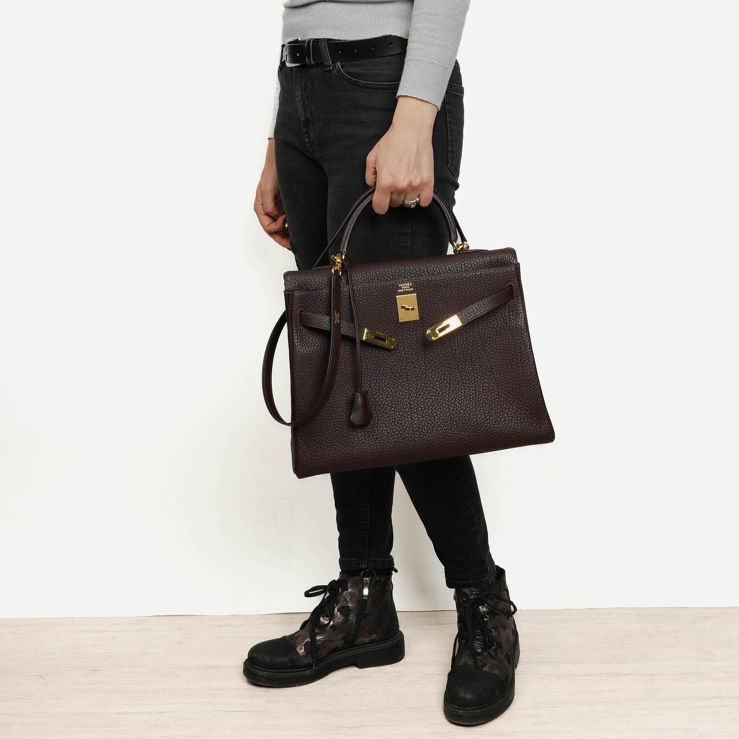 Hermès Kelly 35 Retourne Marron Fonce Fjord Leder mit Goldbeschlägen