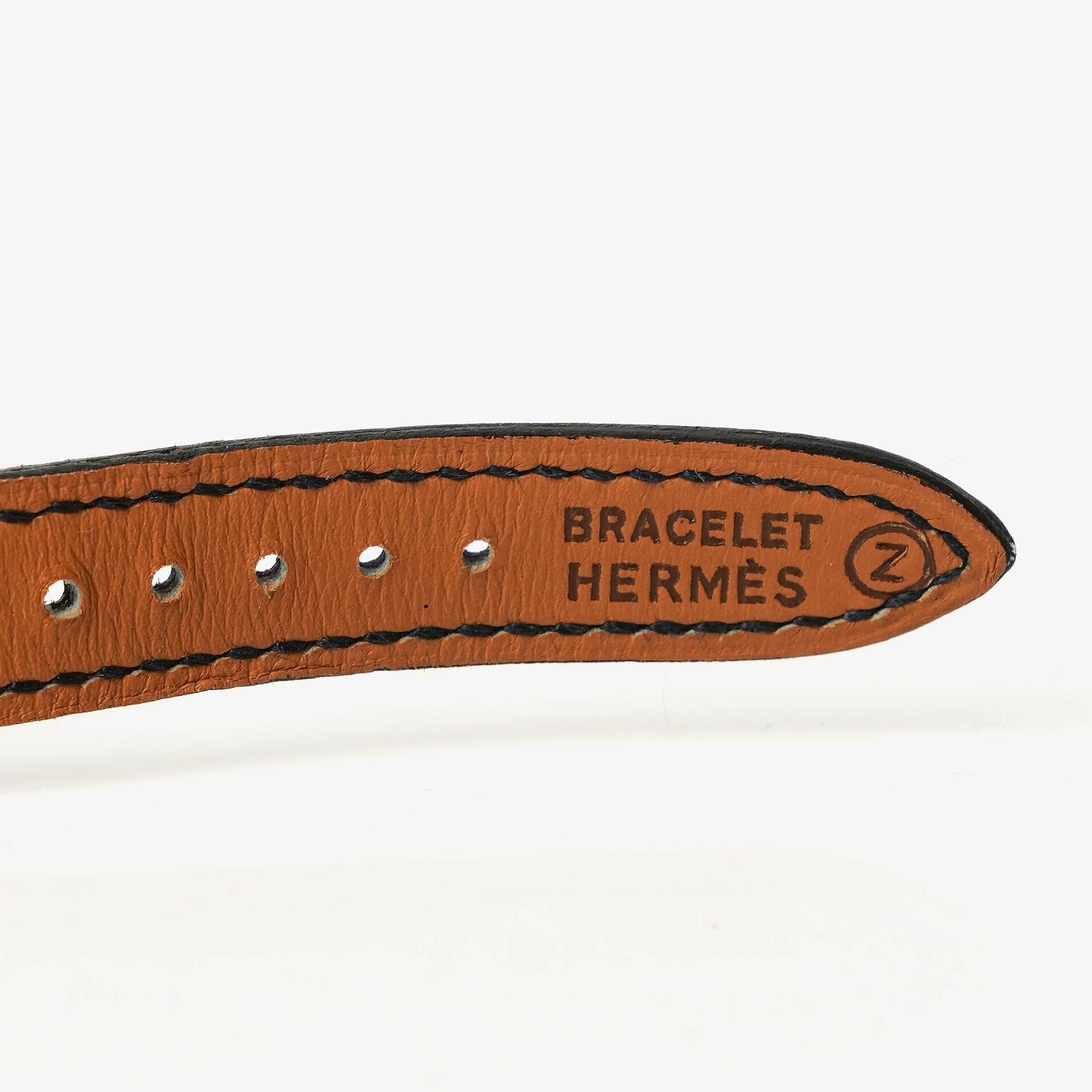 Hermès Kelly Noir Uhr aus Courchevel Leder mit Vergoldung