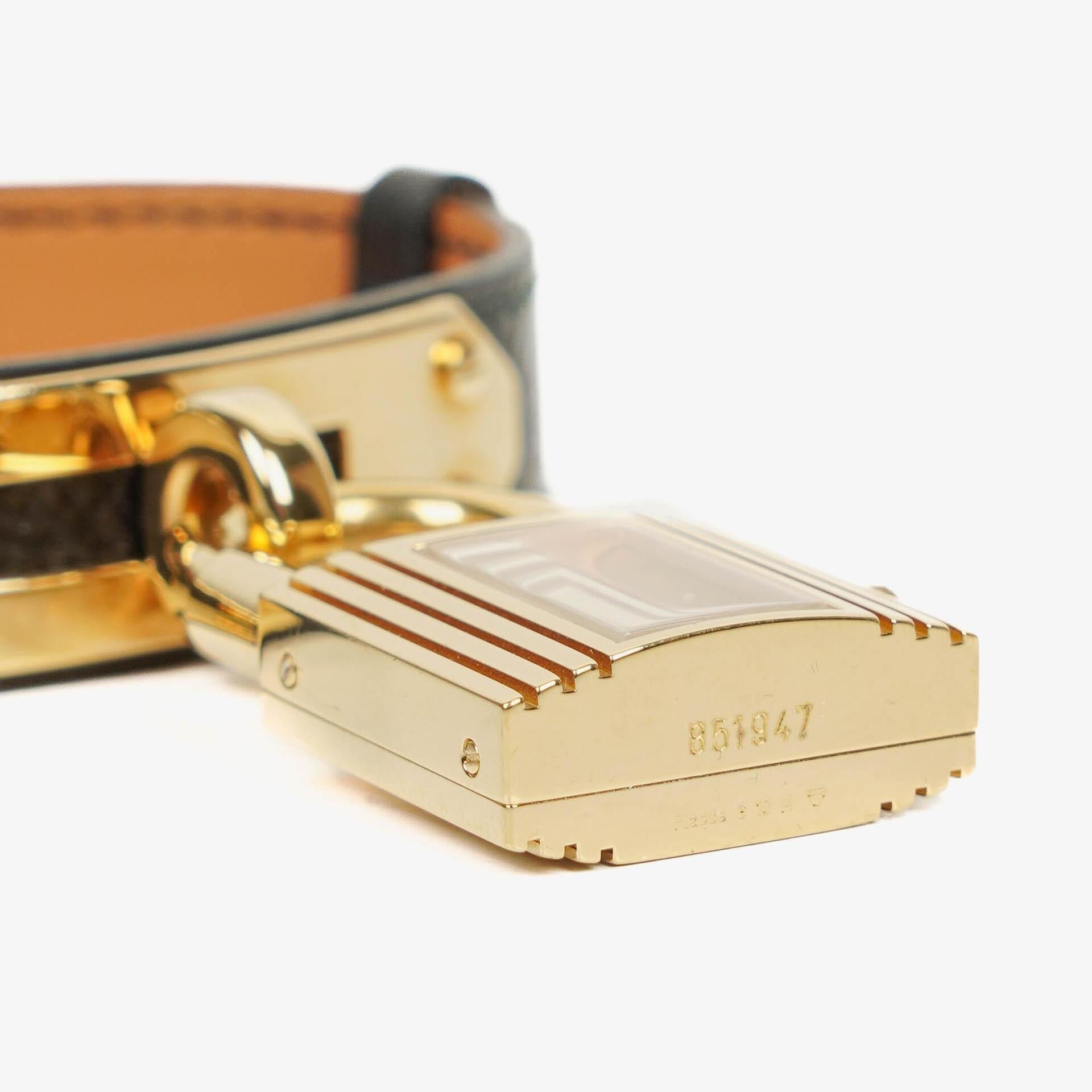 Hermès Kelly Noir Uhr aus Courchevel Leder mit Vergoldung