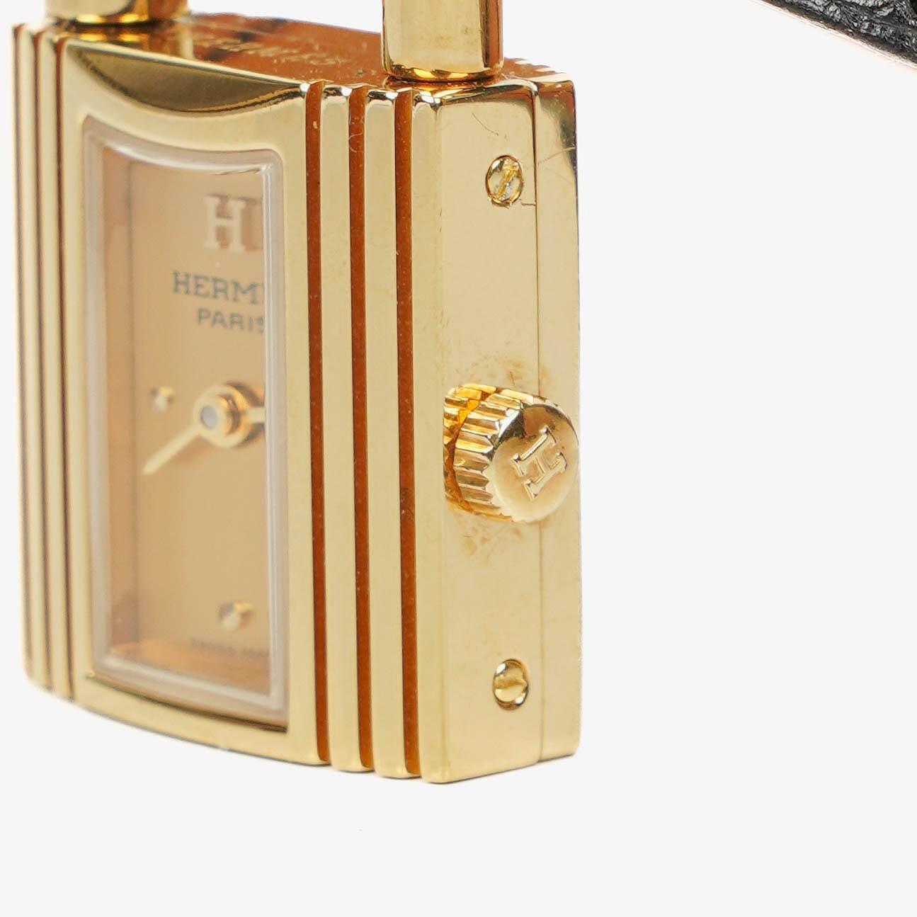 Hermès Kelly Noir Uhr aus Courchevel Leder mit Vergoldung