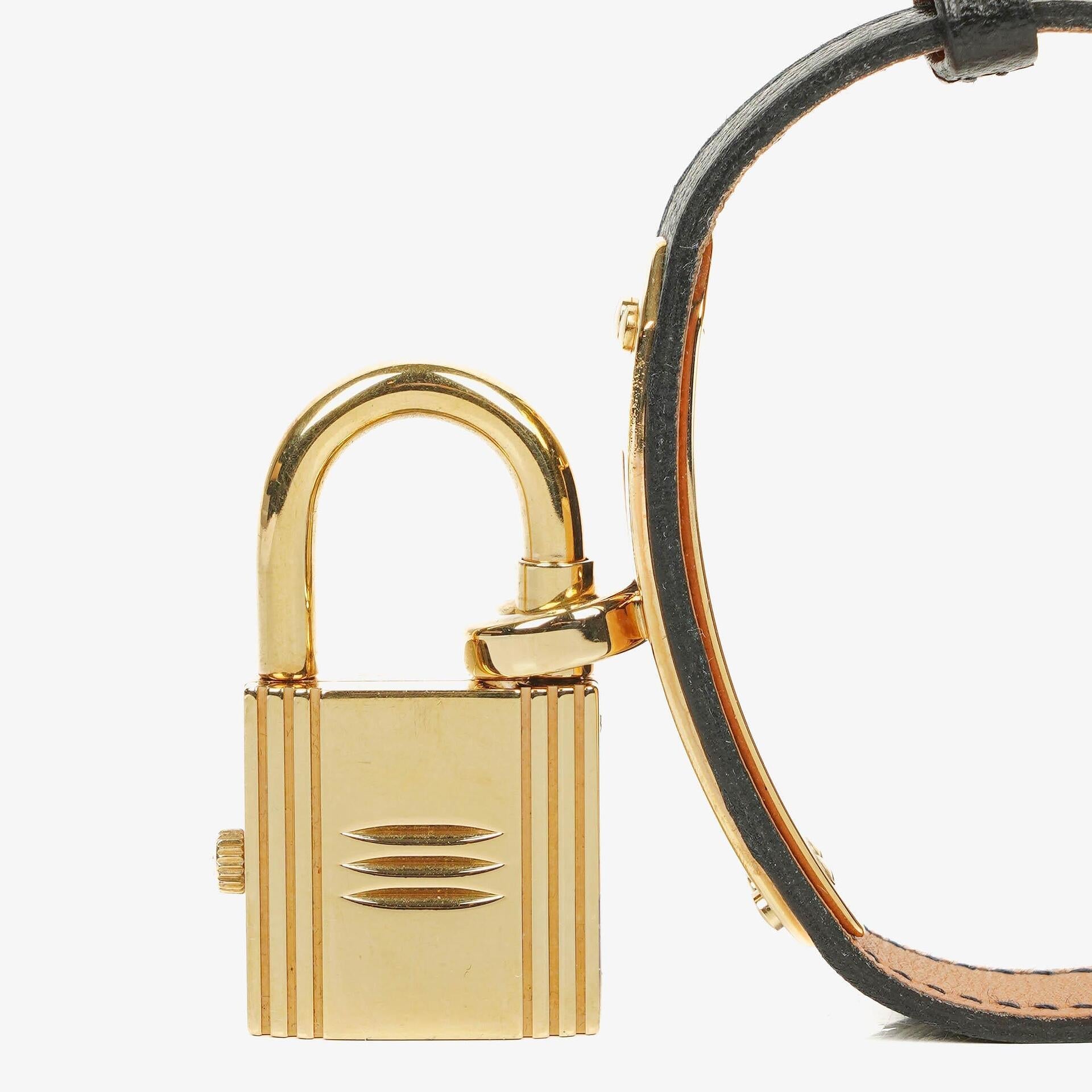 Hermès Kelly Noir Uhr aus Courchevel Leder mit Vergoldung