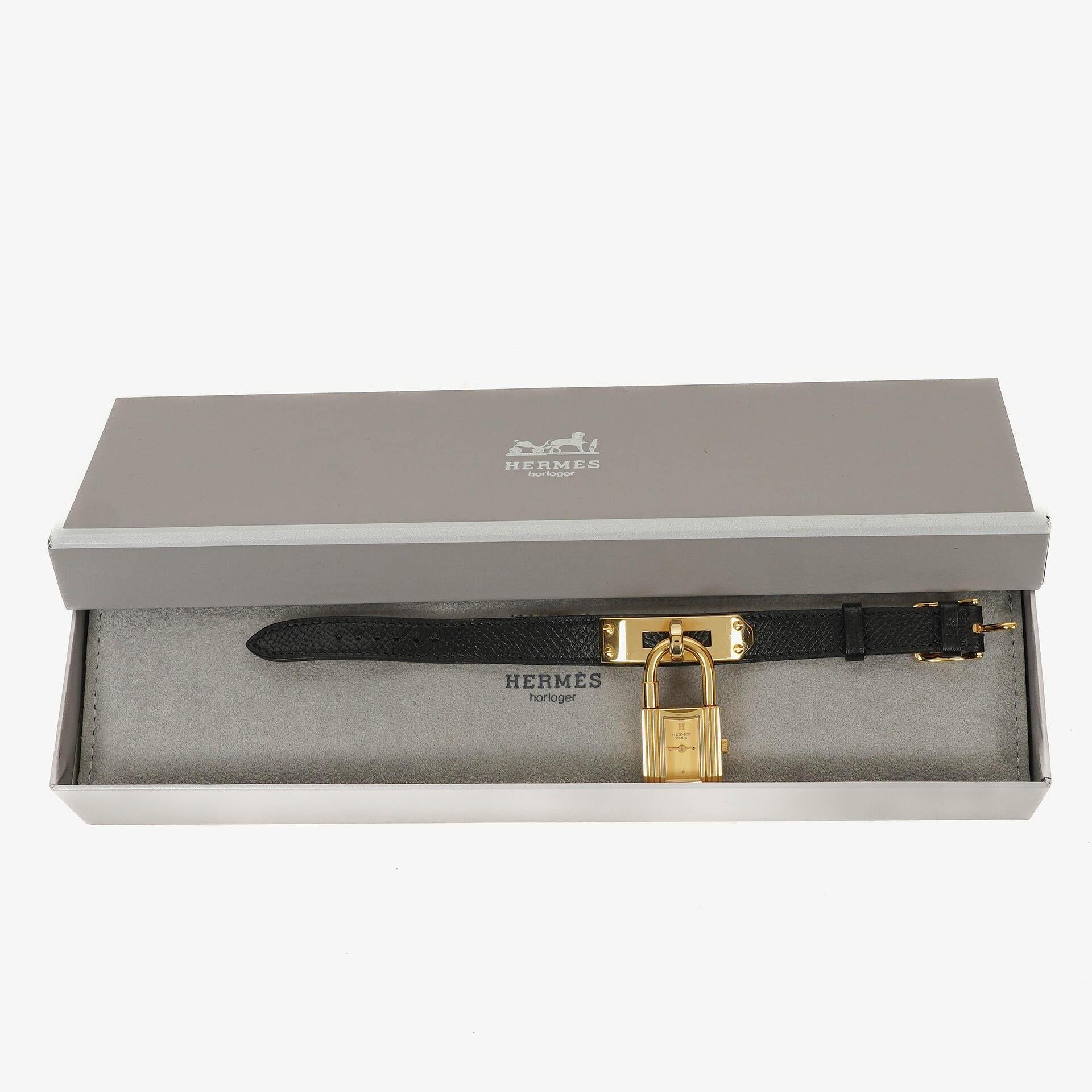 Hermès Kelly Noir Uhr aus Courchevel Leder mit Vergoldung