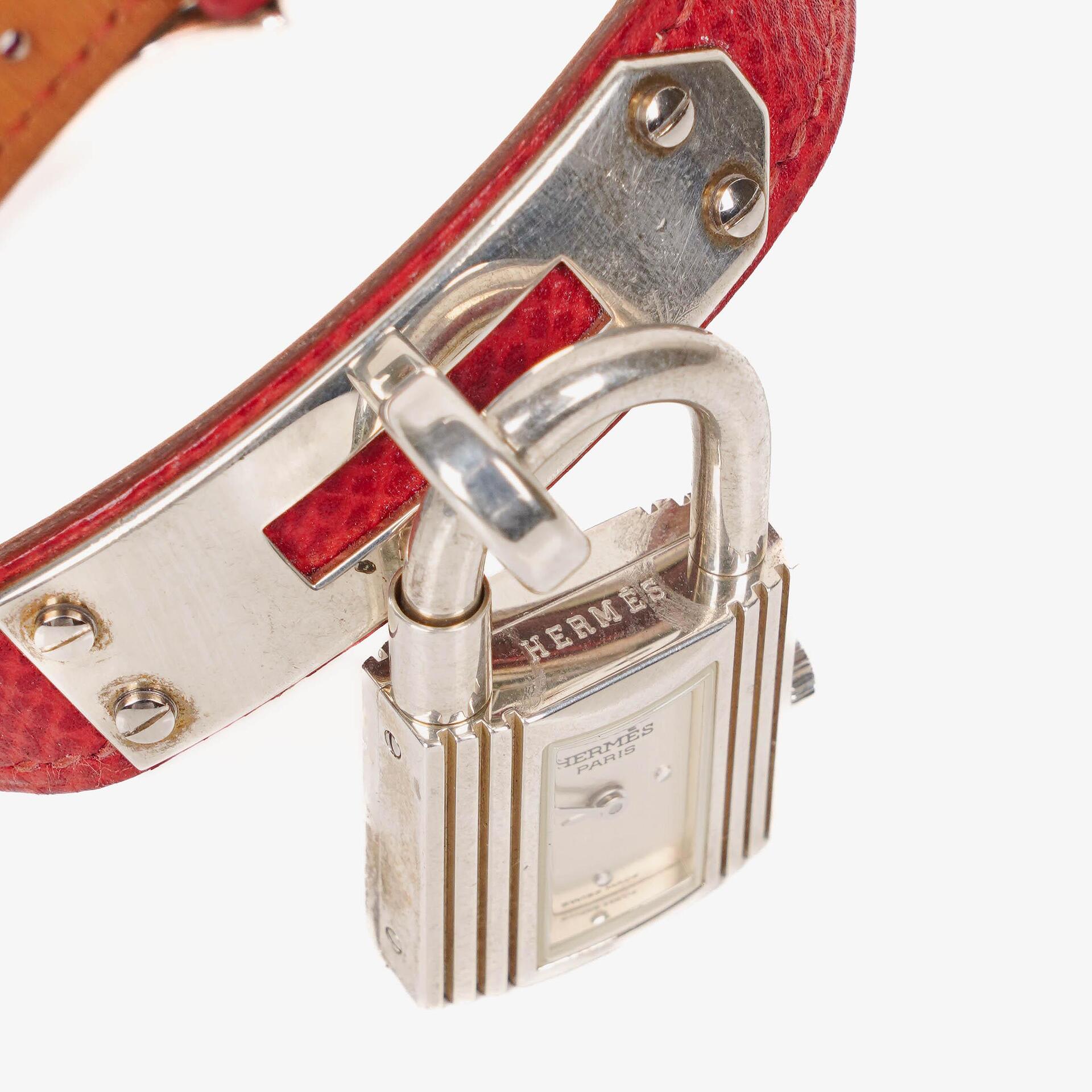 Hermès Kelly Uhr aus Rouge Courchevel Leder in Silberoptik
