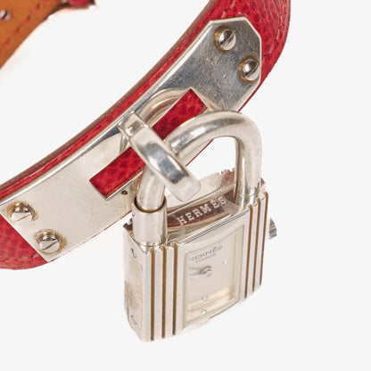 Hermès Kelly Uhr aus Rouge Courchevel Leder in Silberoptik