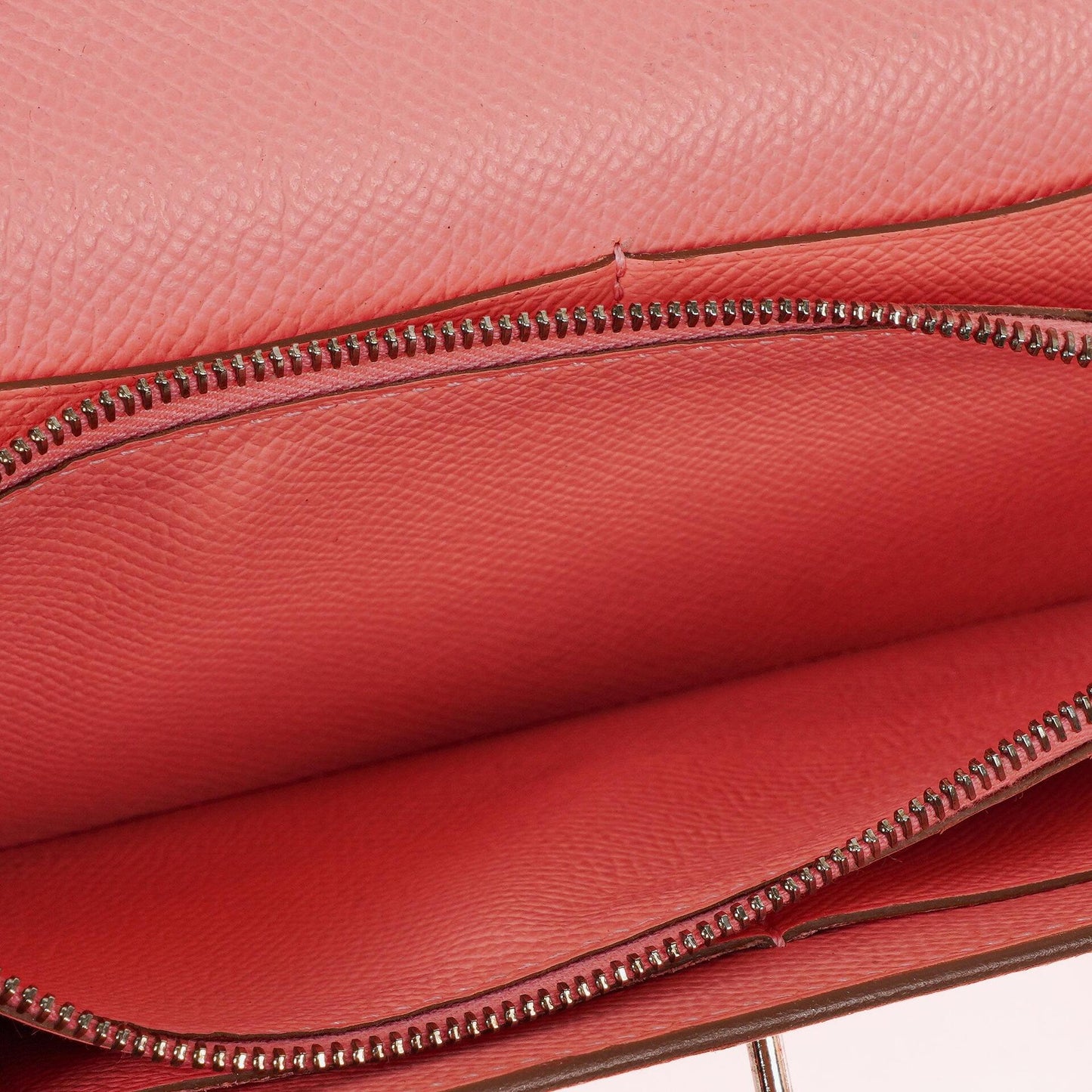 Hermès Kelly To Go Geldbörse aus Epsom in Rose Confetti mit Palladium-Beschlägen