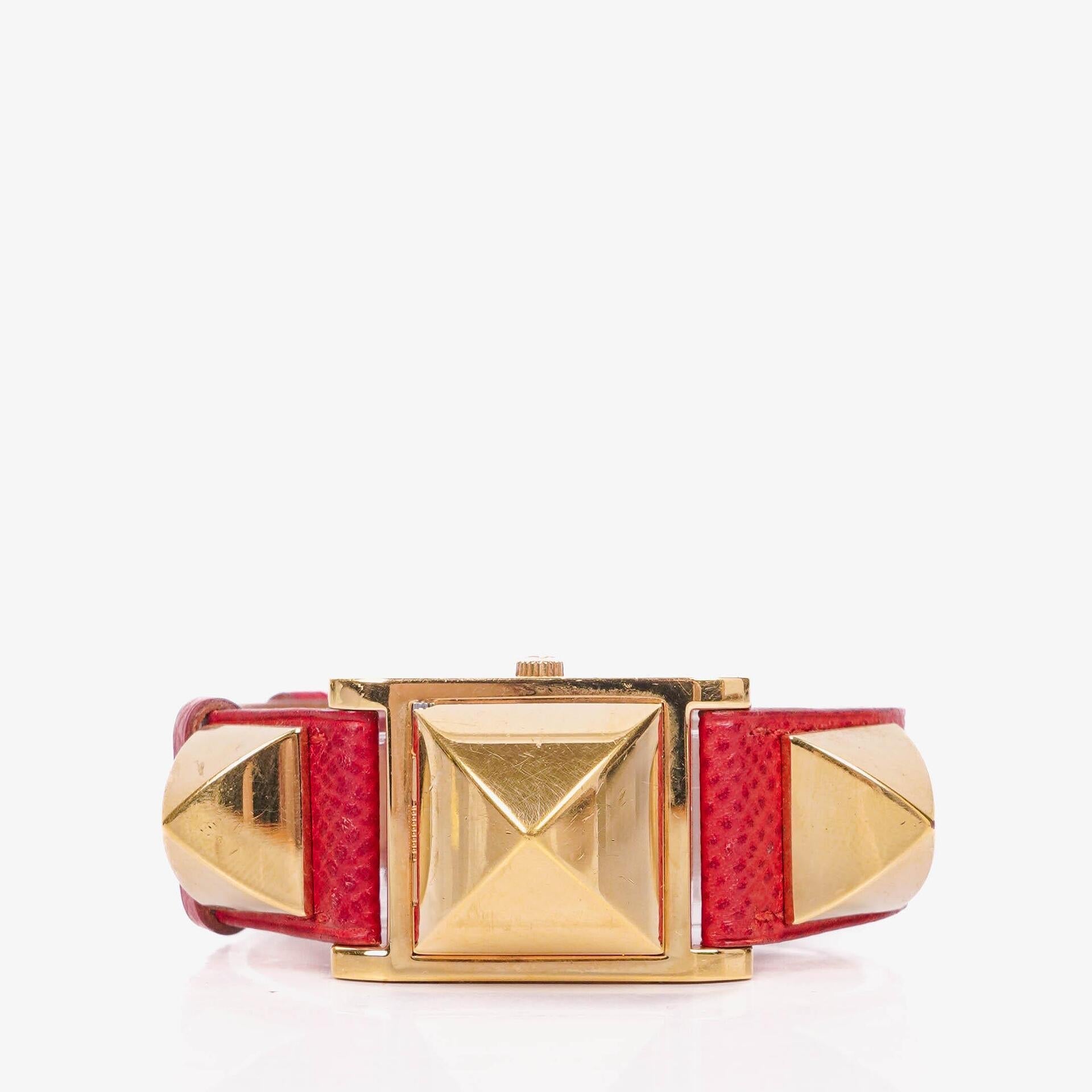 Hermès Medor goldplattierte Uhr mit rotem Courchevel-Leder und Pyramidennieten-Gehäuse
