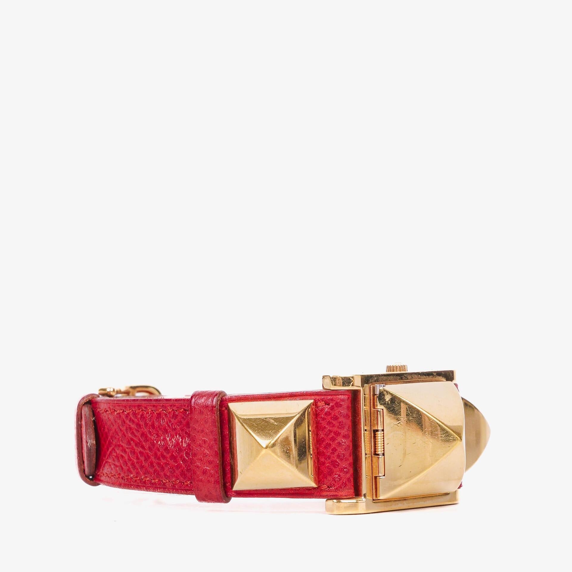 Hermès Medor goldplattierte Uhr mit rotem Courchevel-Leder und Pyramidennieten-Gehäuse