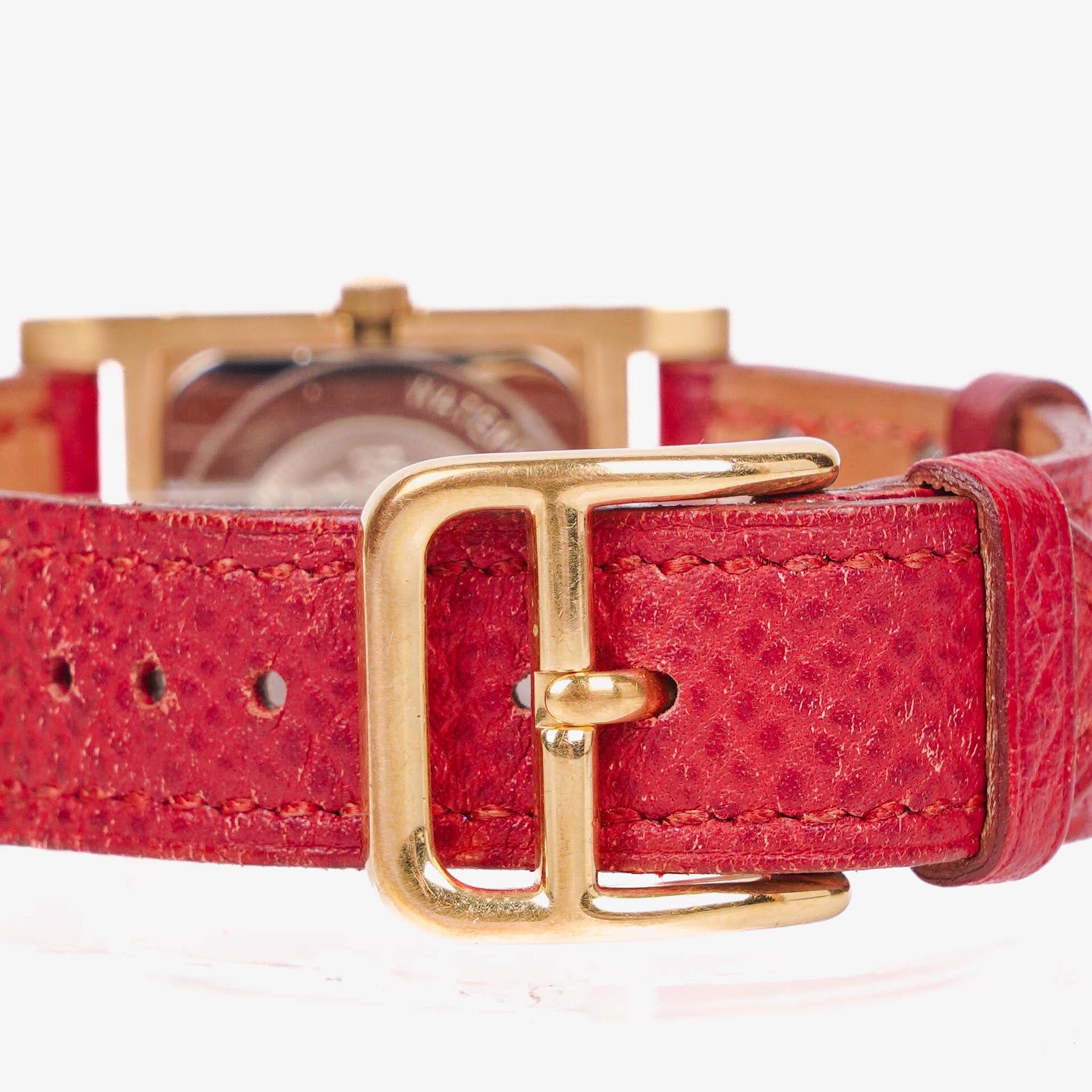 Hermès Medor goldplattierte Uhr mit rotem Courchevel-Leder und Pyramidennieten-Gehäuse