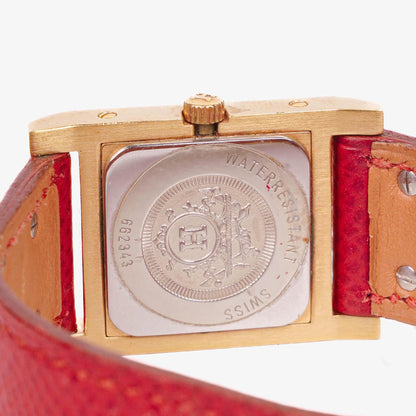 Hermès Medor goldplattierte Uhr mit rotem Courchevel-Leder und Pyramidennieten-Gehäuse