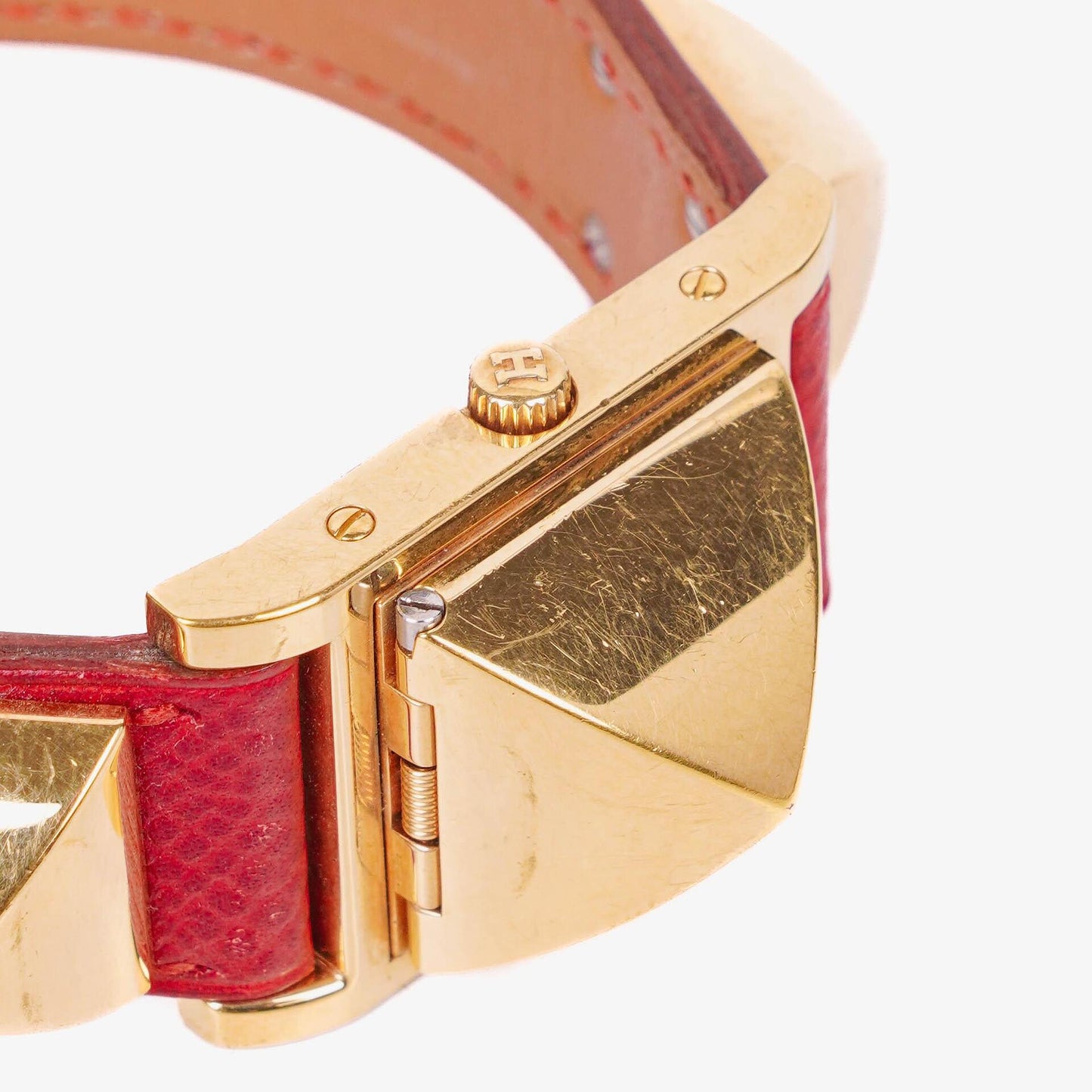 Hermès Medor goldplattierte Uhr mit rotem Courchevel-Leder und Pyramidennieten-Gehäuse