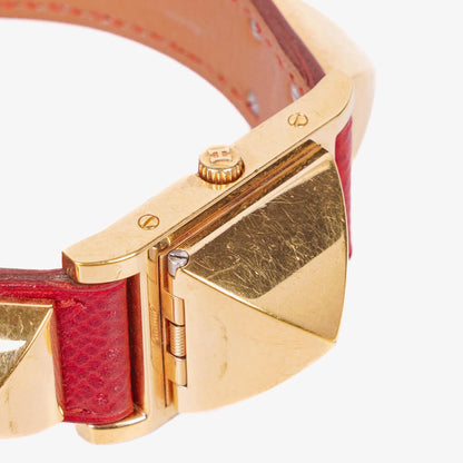 Hermès Medor goldplattierte Uhr mit rotem Courchevel-Leder und Pyramidennieten-Gehäuse