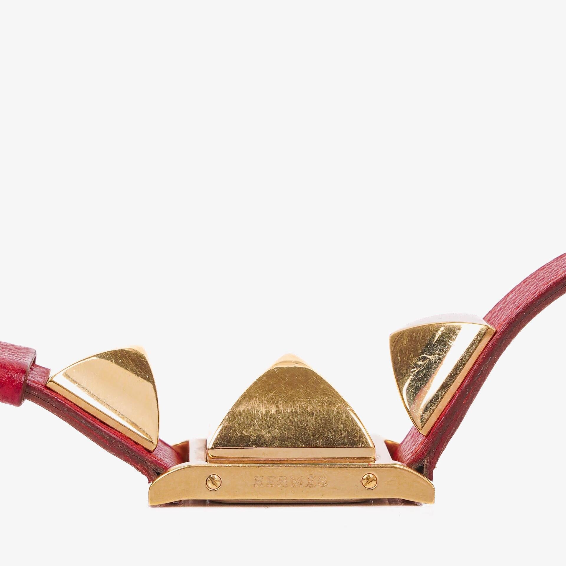 Hermès Medor goldplattierte Uhr mit rotem Courchevel-Leder und Pyramidennieten-Gehäuse