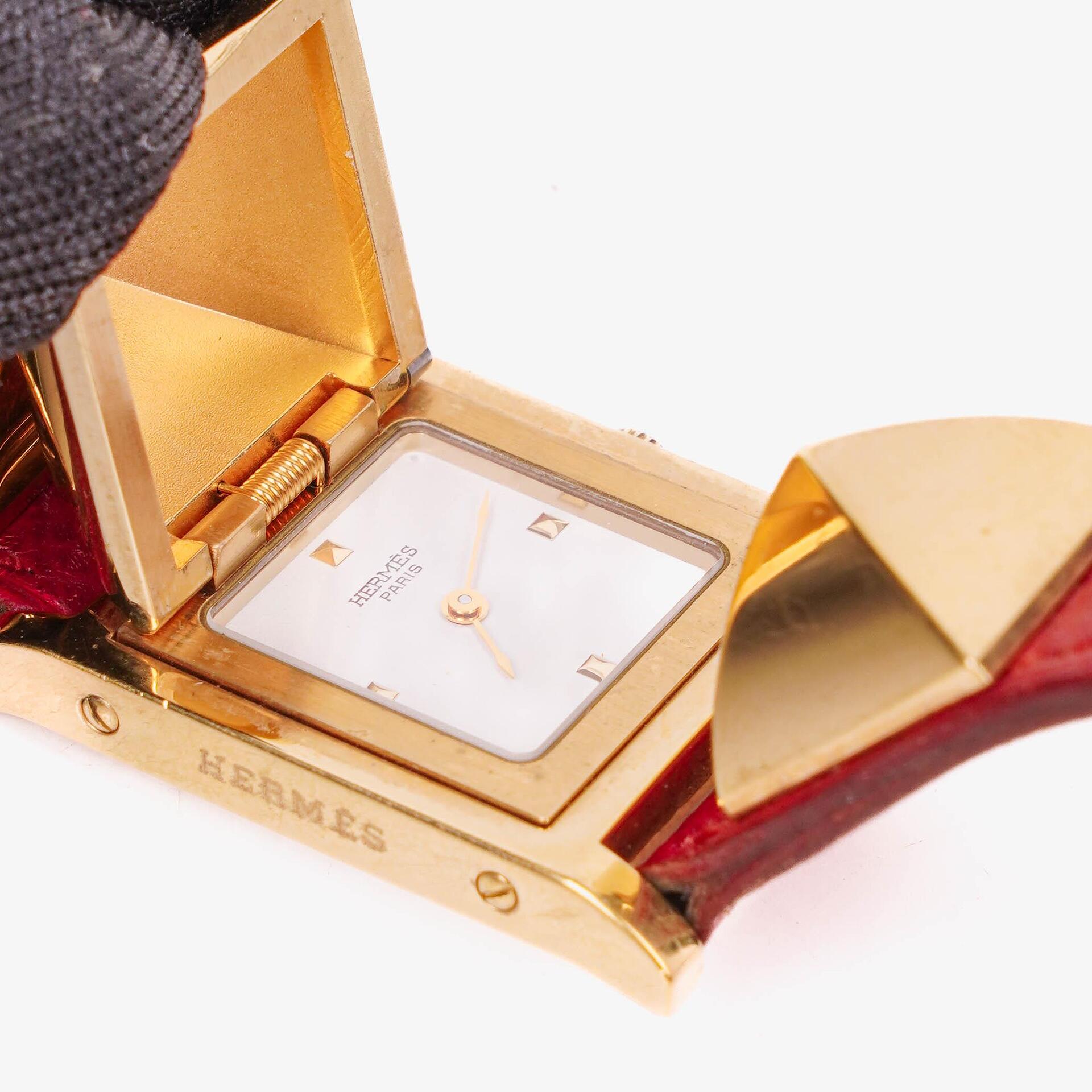 Hermès Medor goldplattierte Uhr mit rotem Courchevel-Leder und Pyramidennieten-Gehäuse