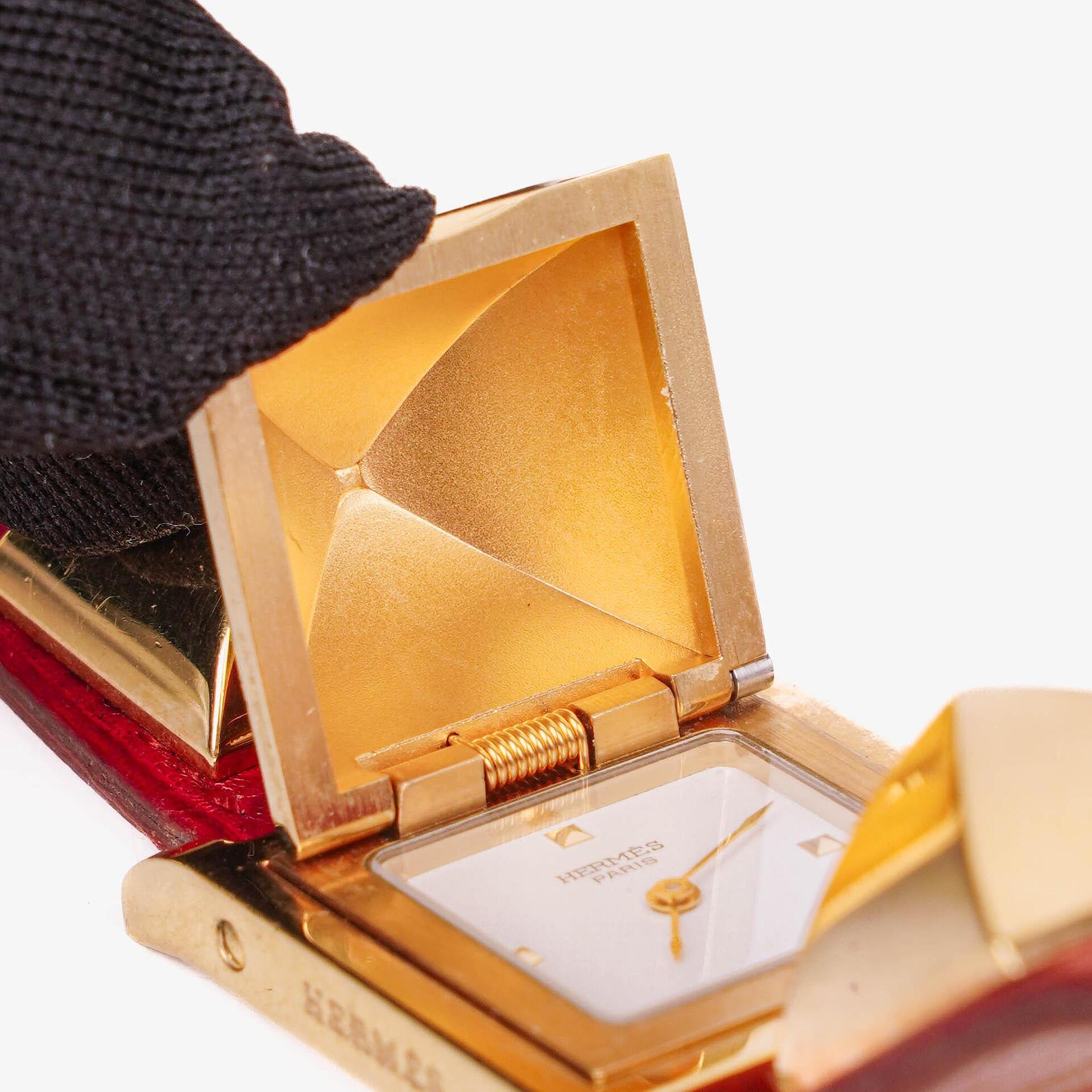 Hermès Medor goldplattierte Uhr mit rotem Courchevel-Leder und Pyramidennieten-Gehäuse