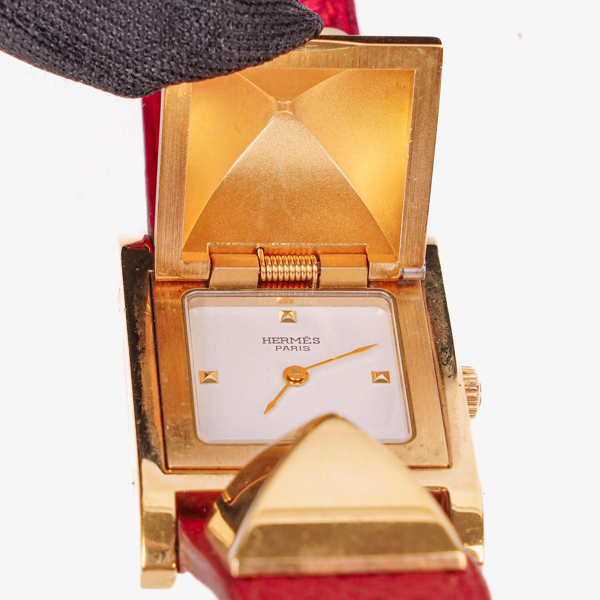 Hermès Medor goldplattierte Uhr mit rotem Courchevel-Leder und Pyramidennieten-Gehäuse