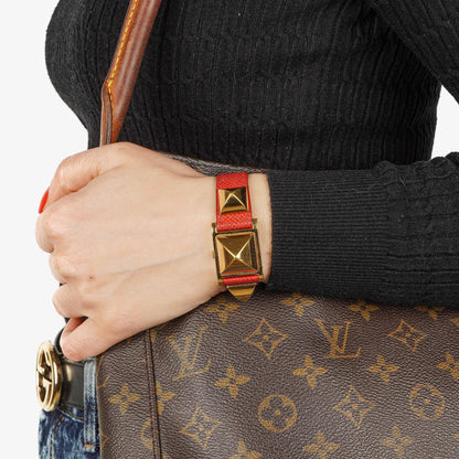 Hermès Medor goldplattierte Uhr mit rotem Courchevel-Leder und Pyramidennieten-Gehäuse