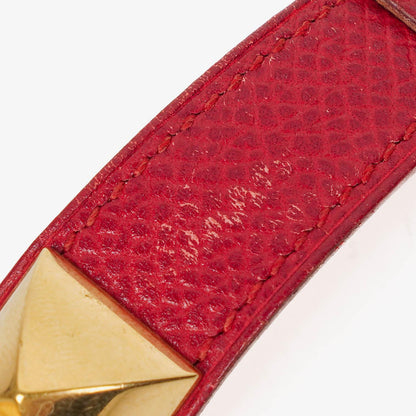 Hermès Medor goldplattierte Uhr mit rotem Courchevel-Leder und Pyramidennieten-Gehäuse