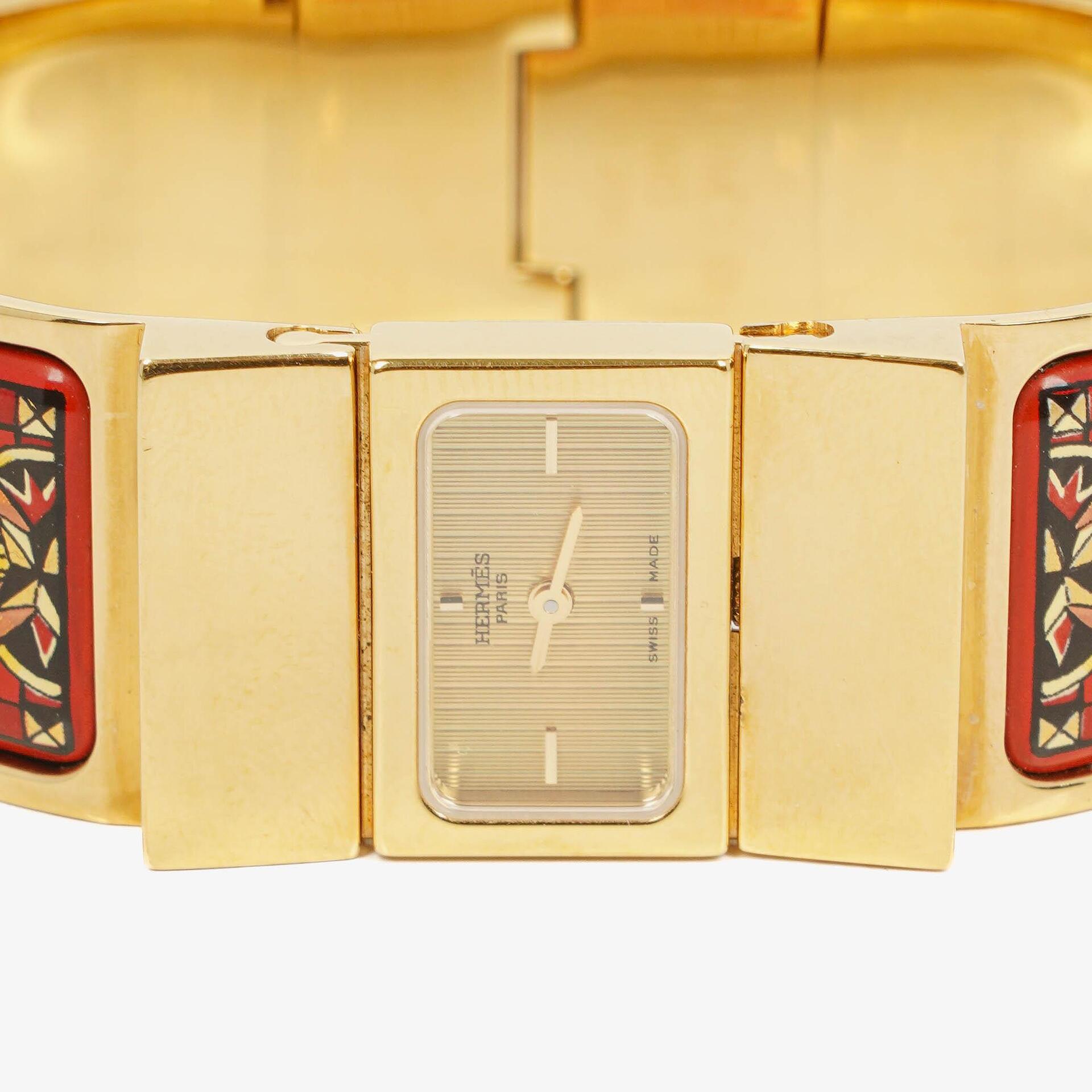Hermès Loquet Armreif-Quarzuhr L01.200 mit rotem Reiter-Emaille und vergoldeten Details