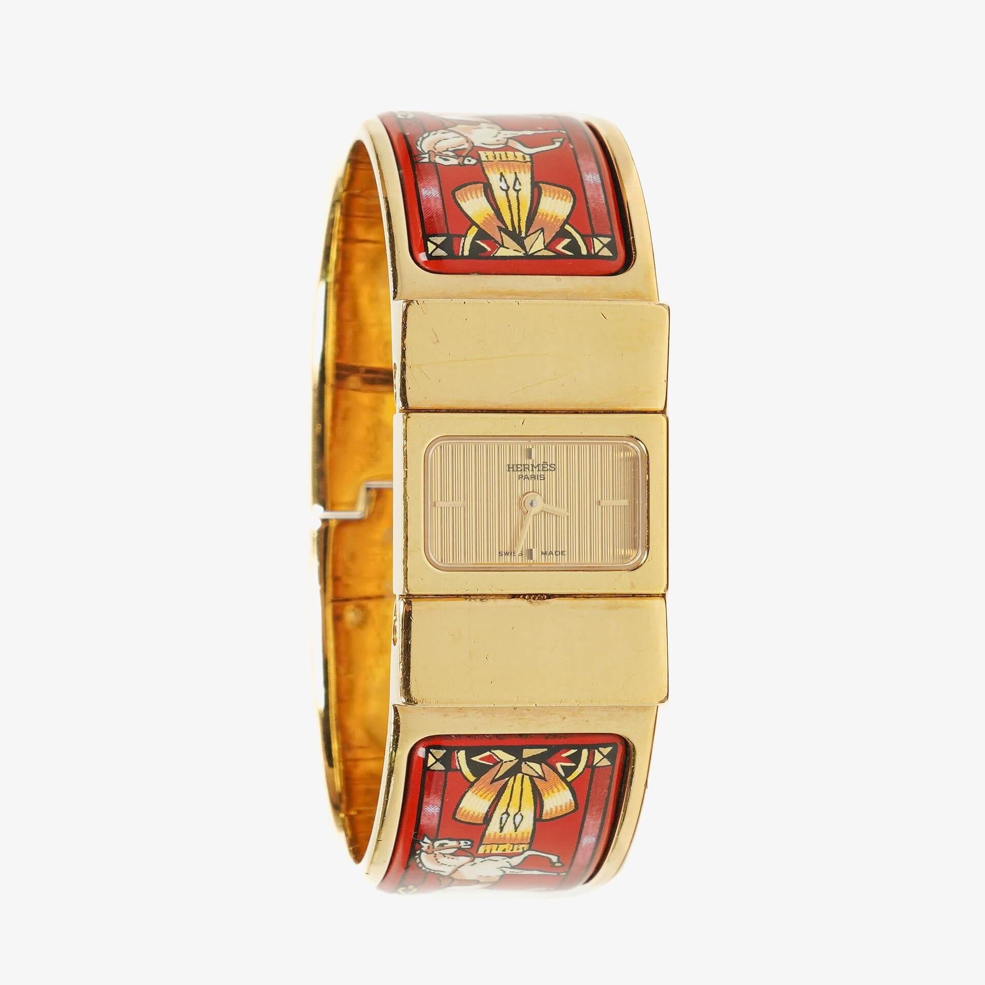 Hermès Loquet Armreif-Quarzuhr mit roter Reitsport-Emaille und vergoldetem Finish, L01.201