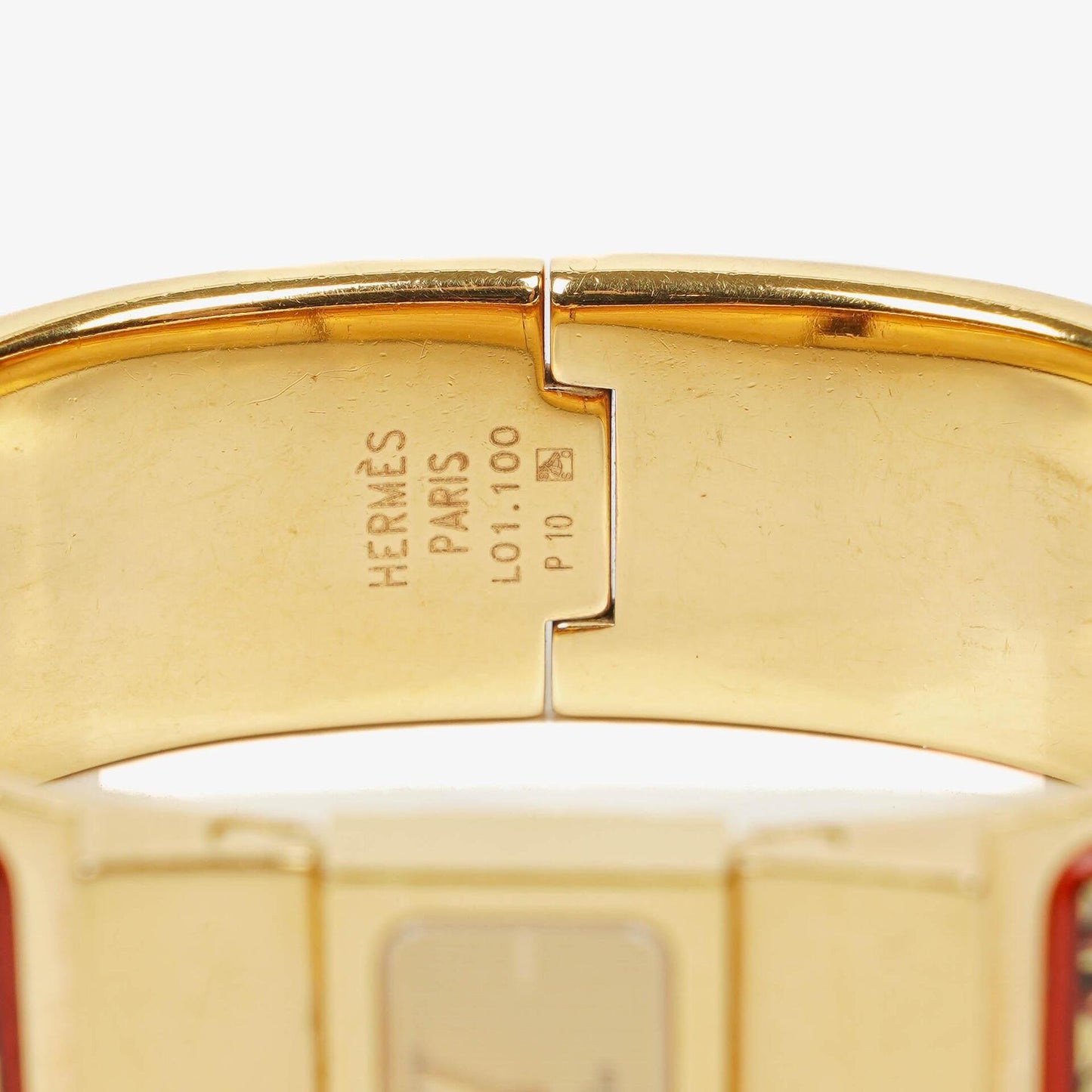 Hermès Loquet Armreif-Quarzuhr mit roter Reitsport-Emaille und vergoldetem Finish, L01.201