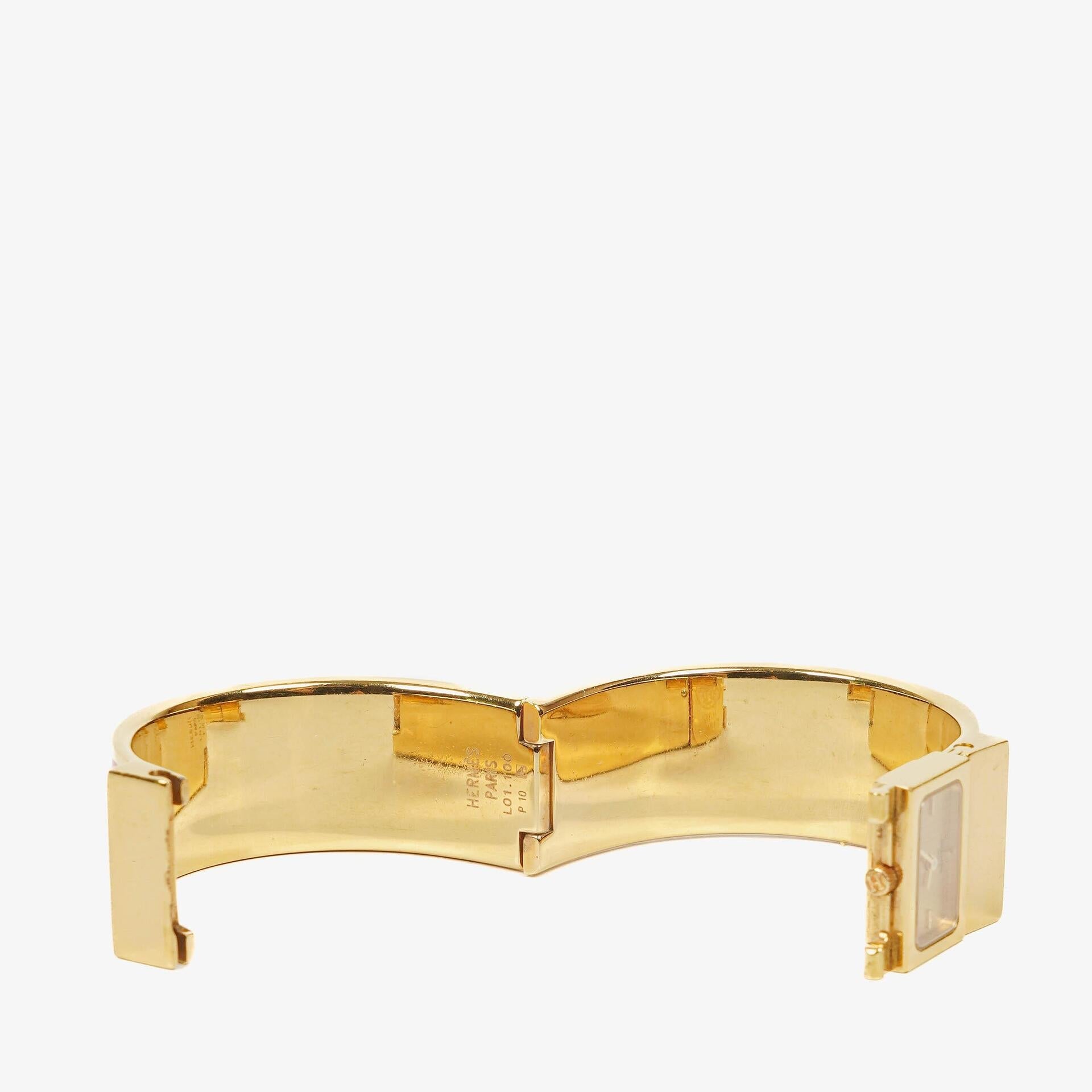 Hermès Loquet Armreif-Quarzuhr mit roter Reitsport-Emaille und vergoldetem Finish, L01.201