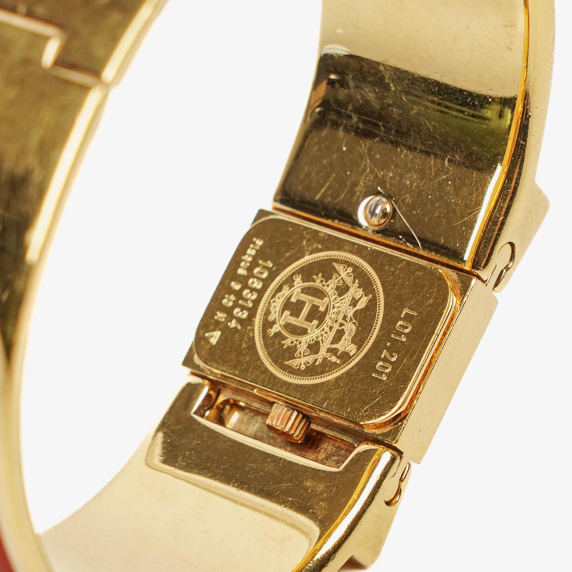 Hermès Loquet Armreif-Quarzuhr mit roter Reitsport-Emaille und vergoldetem Finish, L01.201