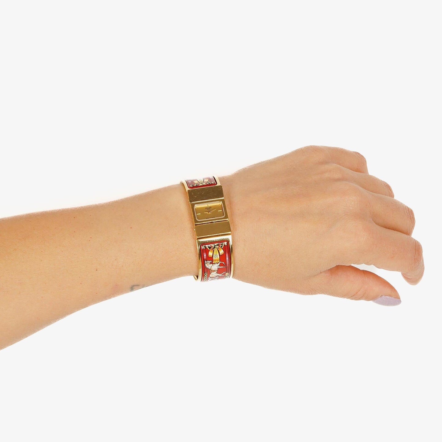 Hermès Loquet Armreif-Quarzuhr mit roter Reitsport-Emaille und vergoldetem Finish, L01.201